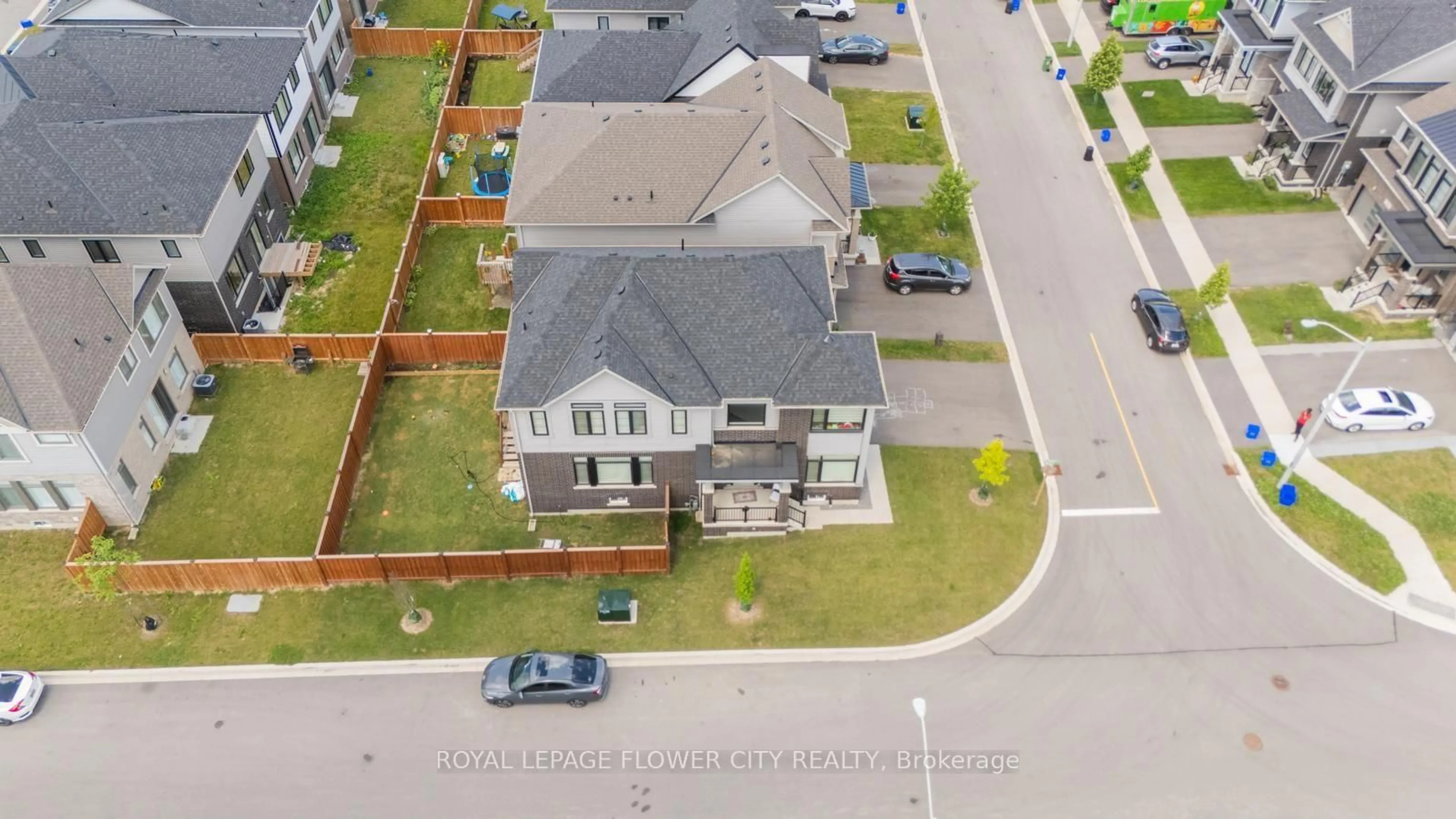 A pic from outside/outdoor area/front of a property/back of a property/a pic from drone, street for 44 Weylie St, Hamilton Ontario L0R 1W0