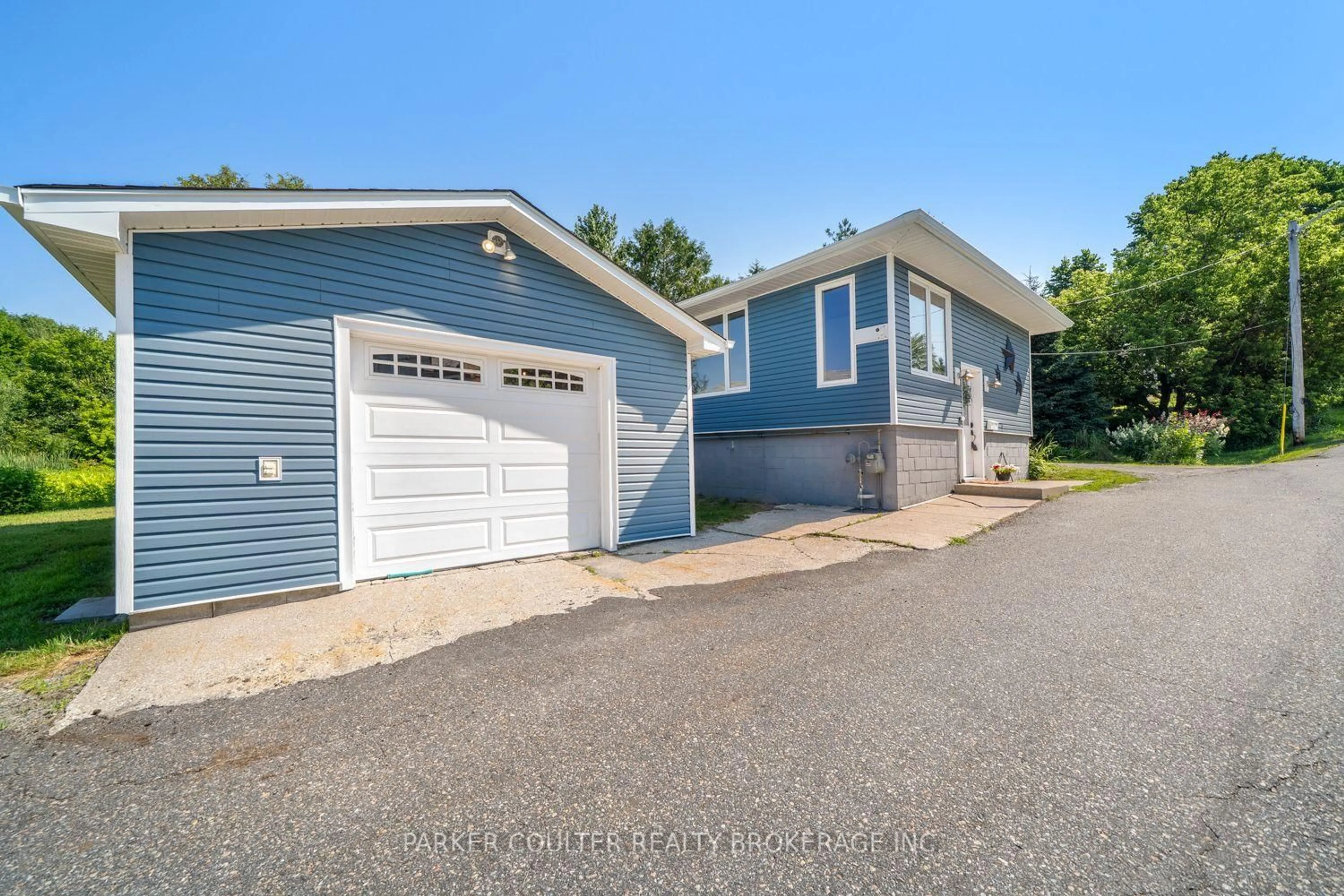 Home with vinyl exterior material, street for 3 Olive St, Parry Sound Ontario P2A 2Y4