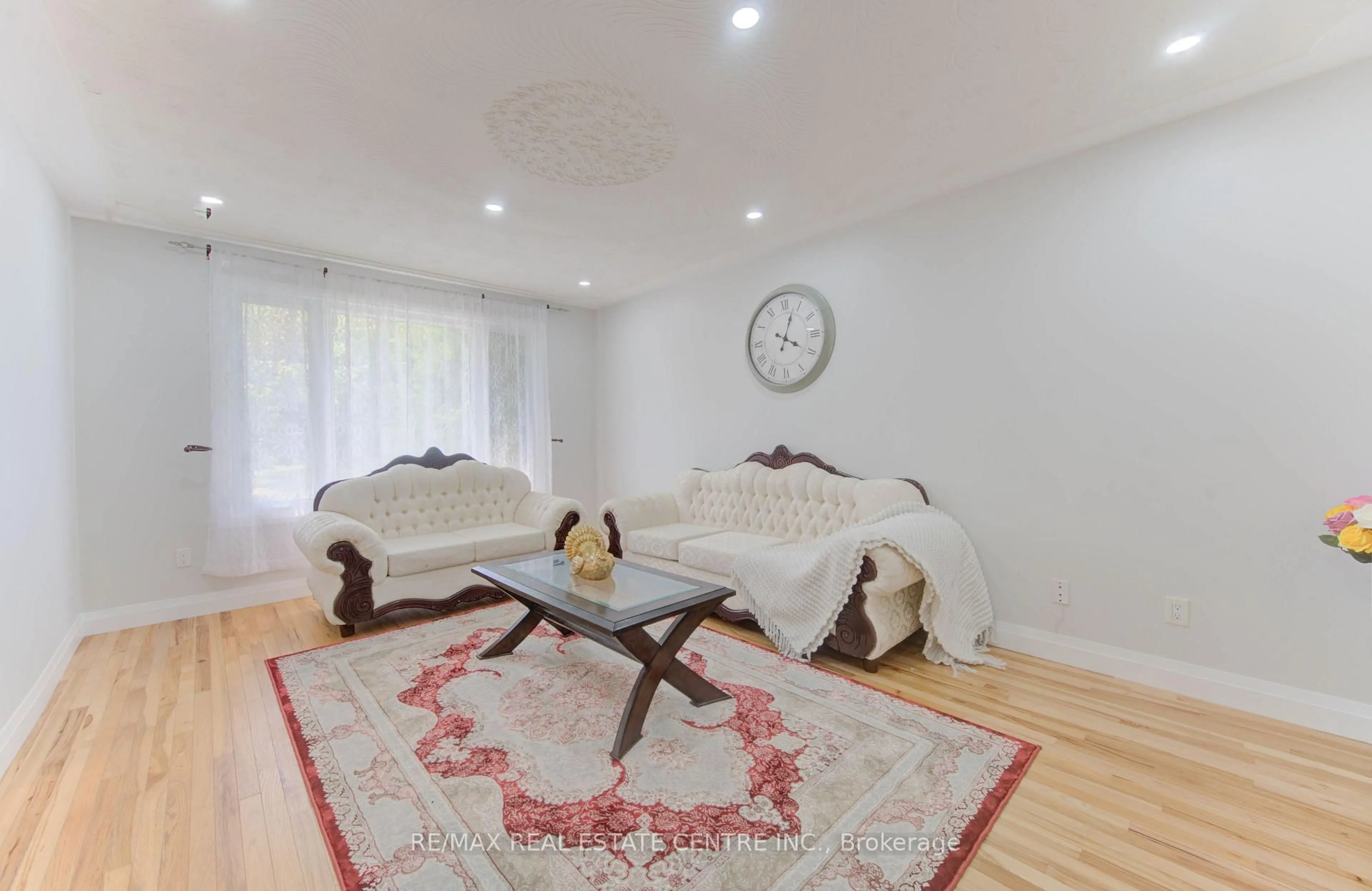 Living room with furniture, unknown for 943 Downing Dr, Woodstock Ontario N4T 0E1