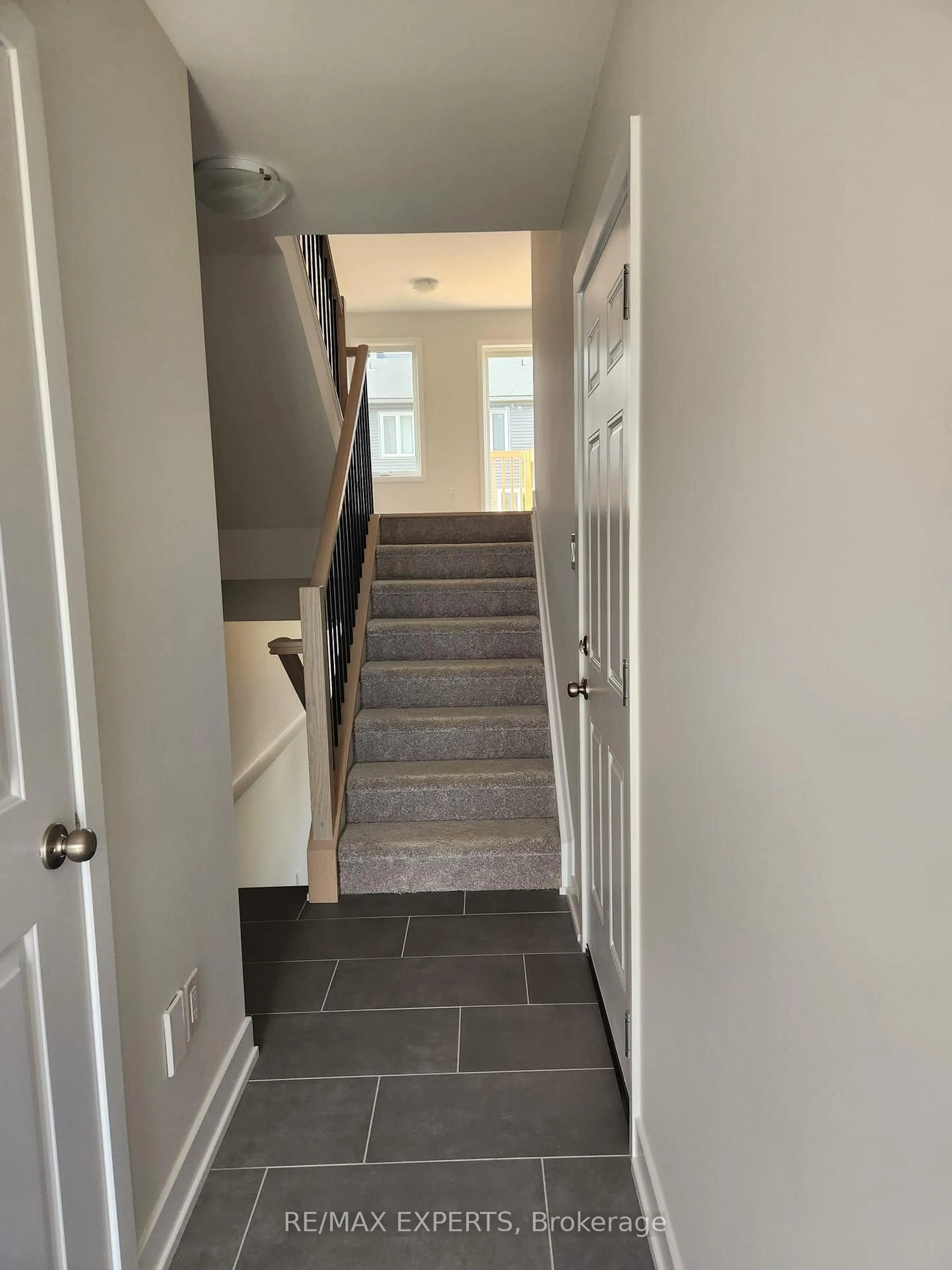 Indoor entryway for 95 WHITCOMB Cres, Smiths Falls Ontario K7A 0C1