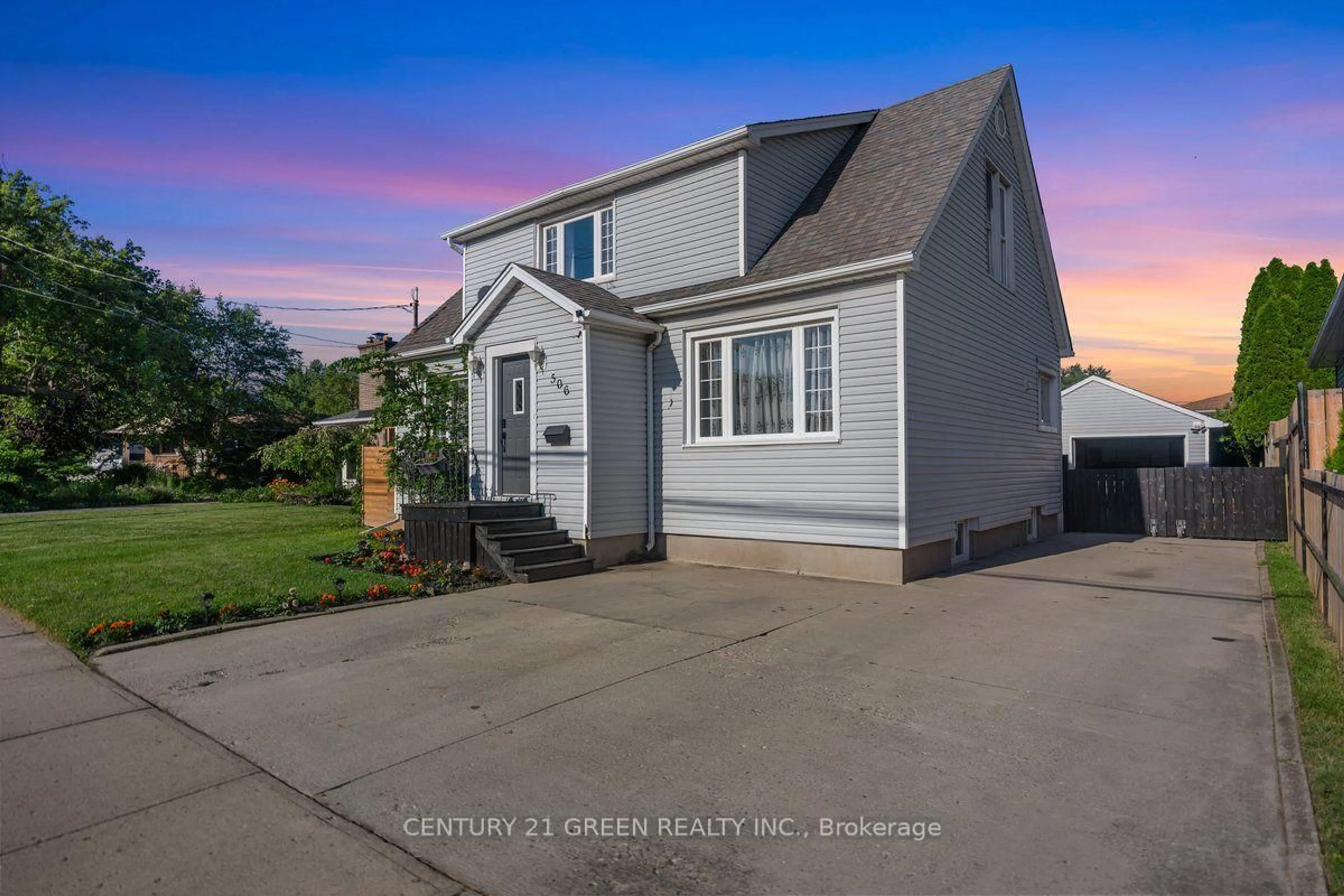 A pic from outside/outdoor area/front of a property/back of a property/a pic from drone, street for 506 Niagara St, St. Catharines Ontario L2M 3P5