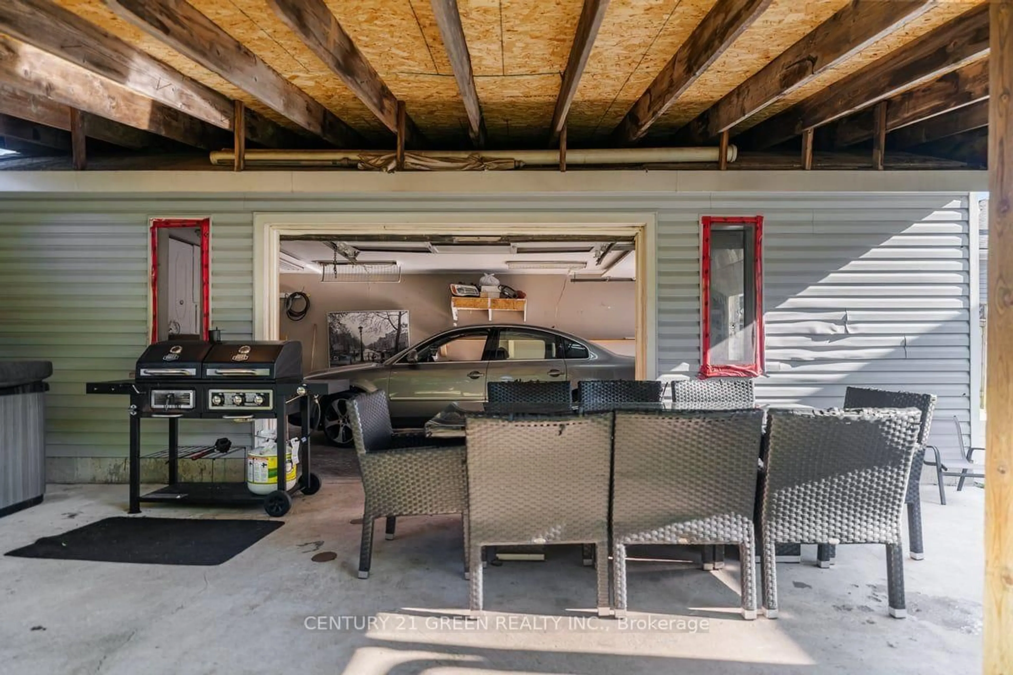 Indoor garage for 506 Niagara St, St. Catharines Ontario L2M 3P5