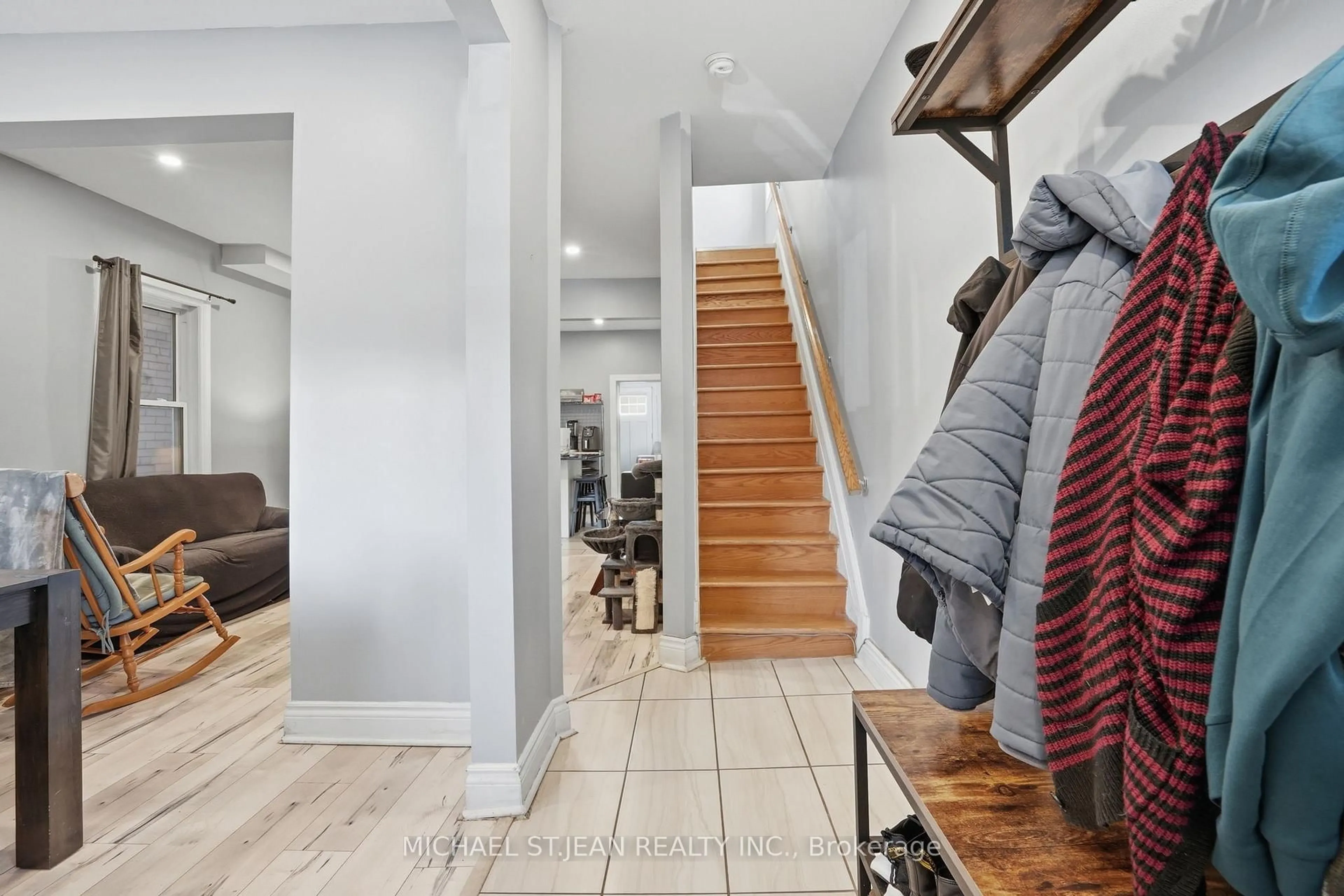 Indoor entryway for 75 Niagara St, Hamilton Ontario L8L 6A4
