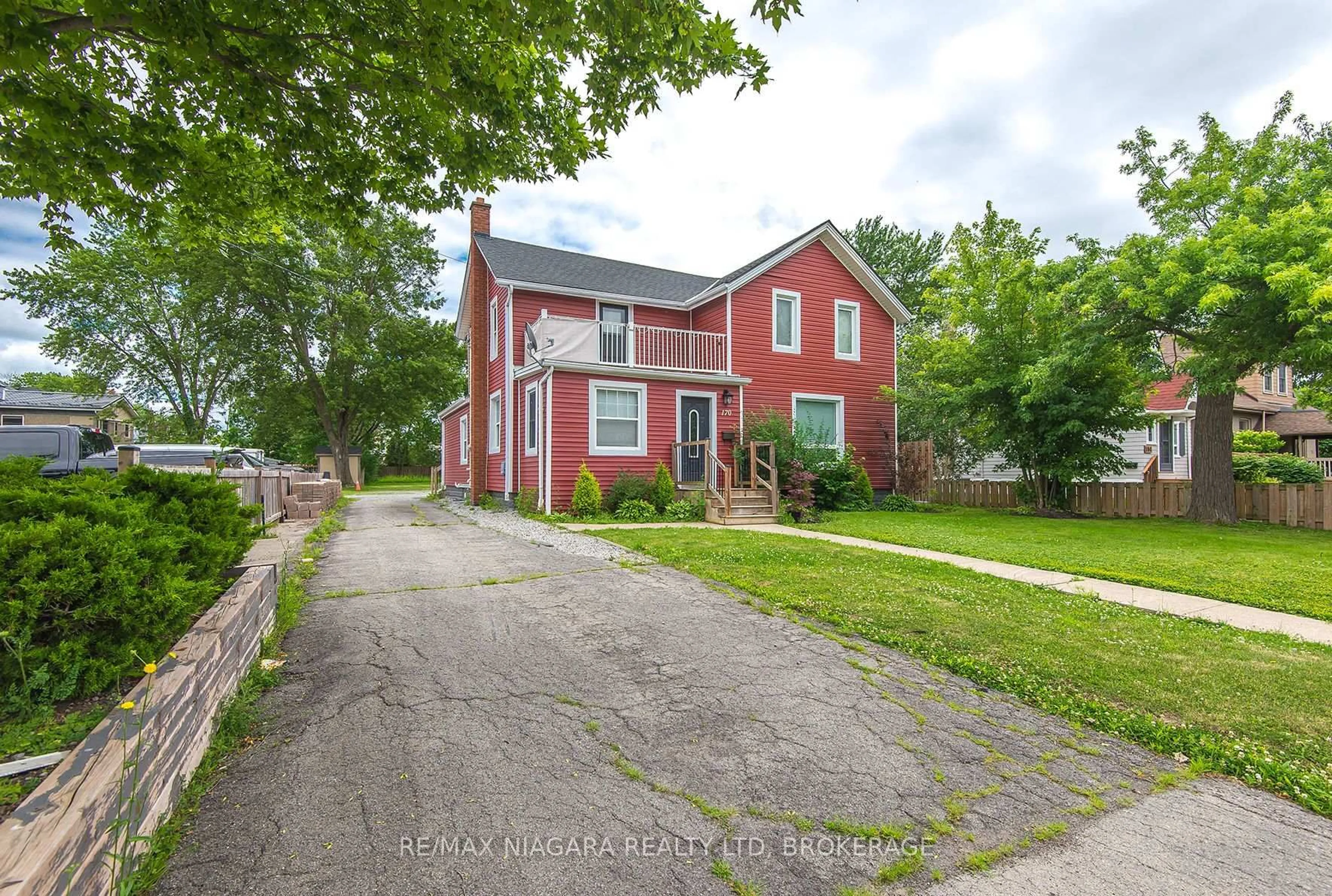 A pic from outside/outdoor area/front of a property/back of a property/a pic from drone, street for 170 Hellems Ave, Welland Ontario L3B 3B4