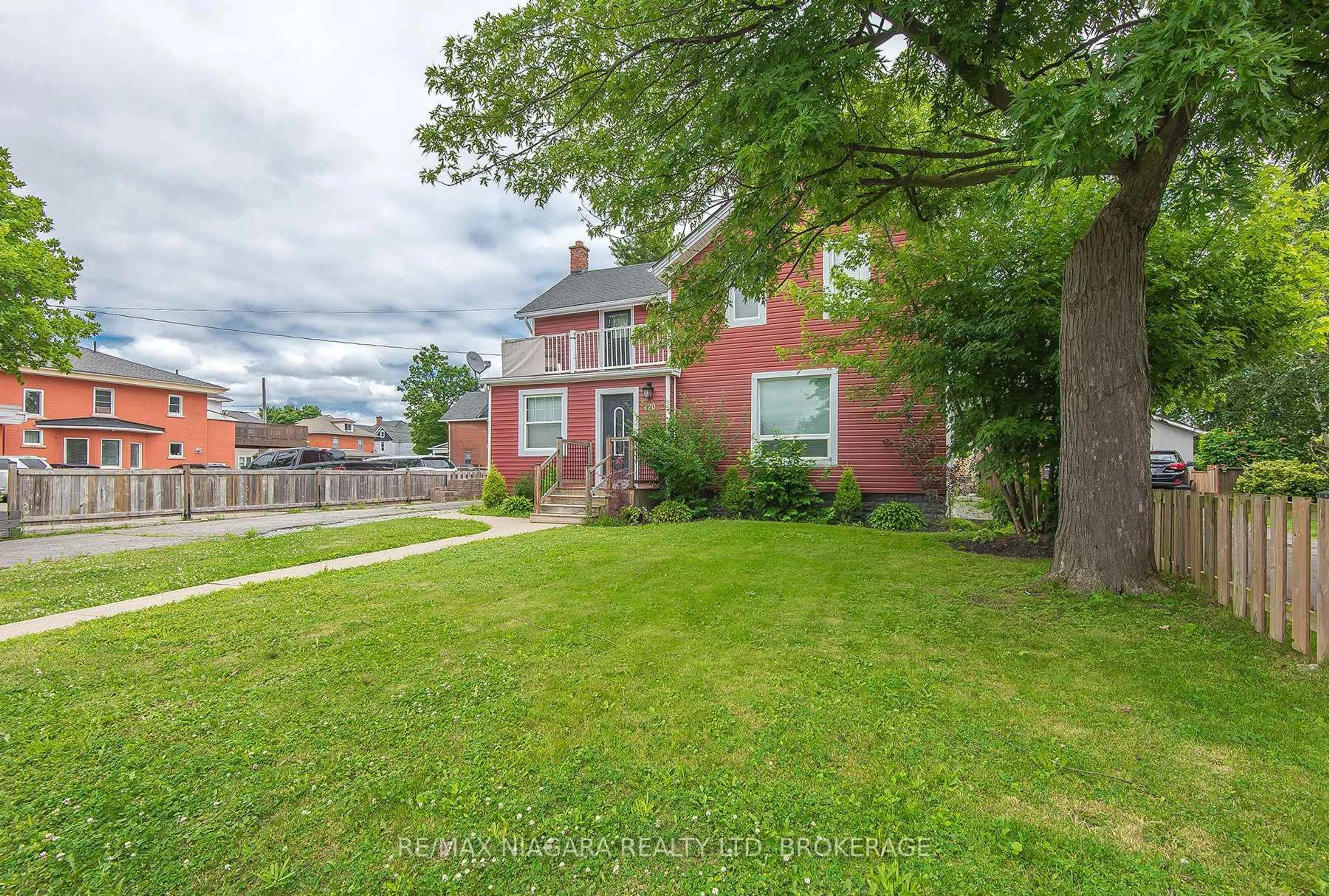 A pic from outside/outdoor area/front of a property/back of a property/a pic from drone, street for 170 Hellems Ave, Welland Ontario L3B 3B4