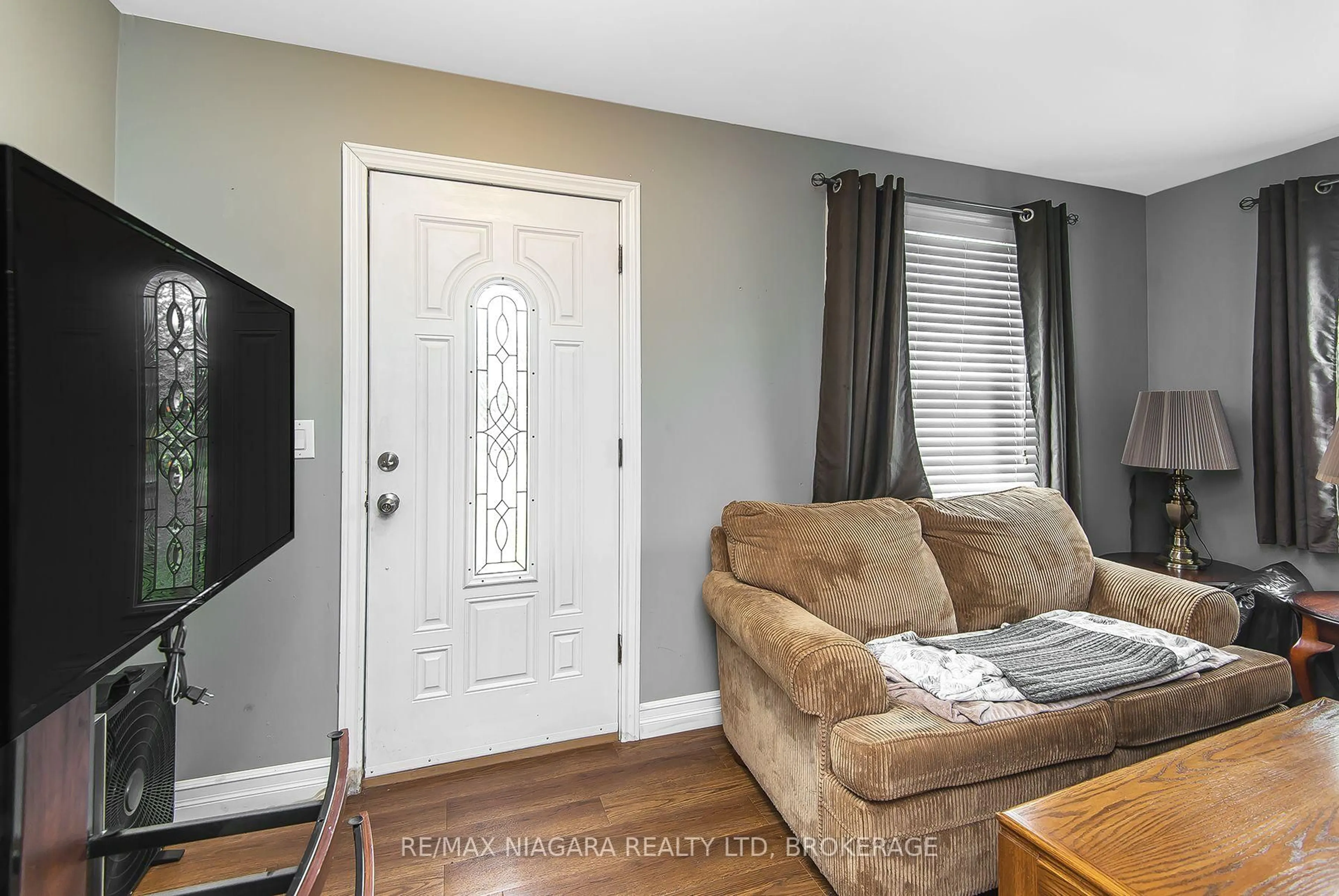 Living room with furniture, unknown for 170 Hellems Ave, Welland Ontario L3B 3B4