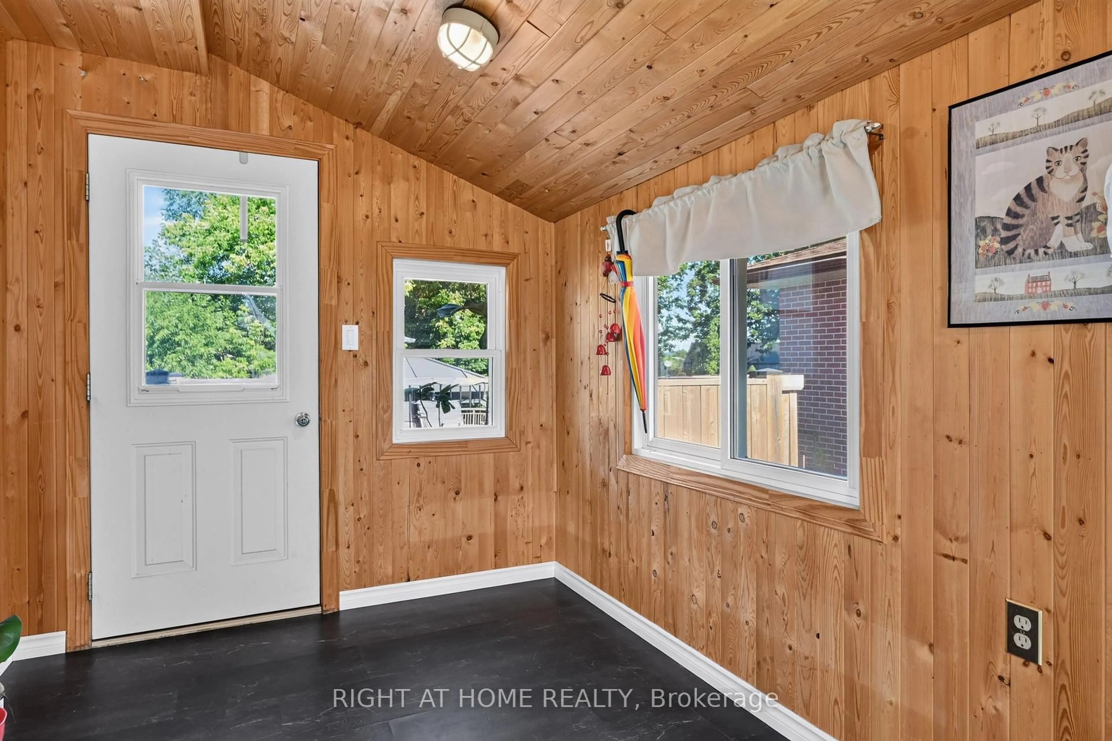 Indoor entryway for 541 River Rd, Peterborough Ontario K9J 1E6