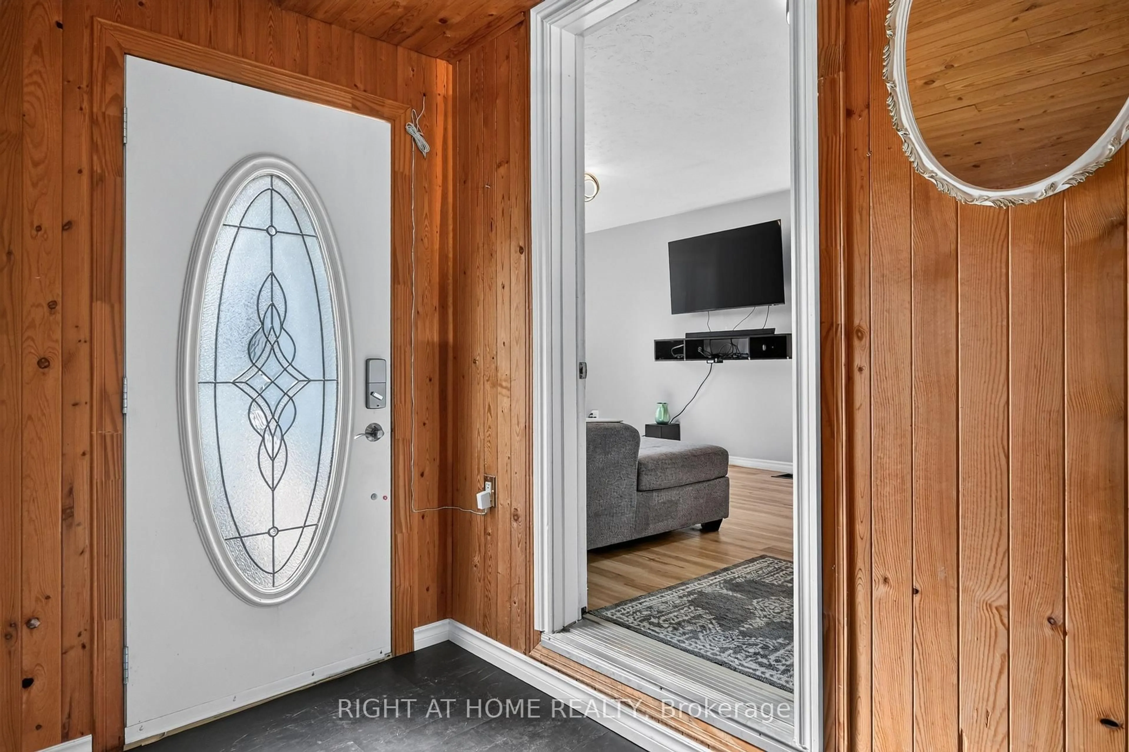 Indoor entryway for 541 River Rd, Peterborough Ontario K9J 1E6