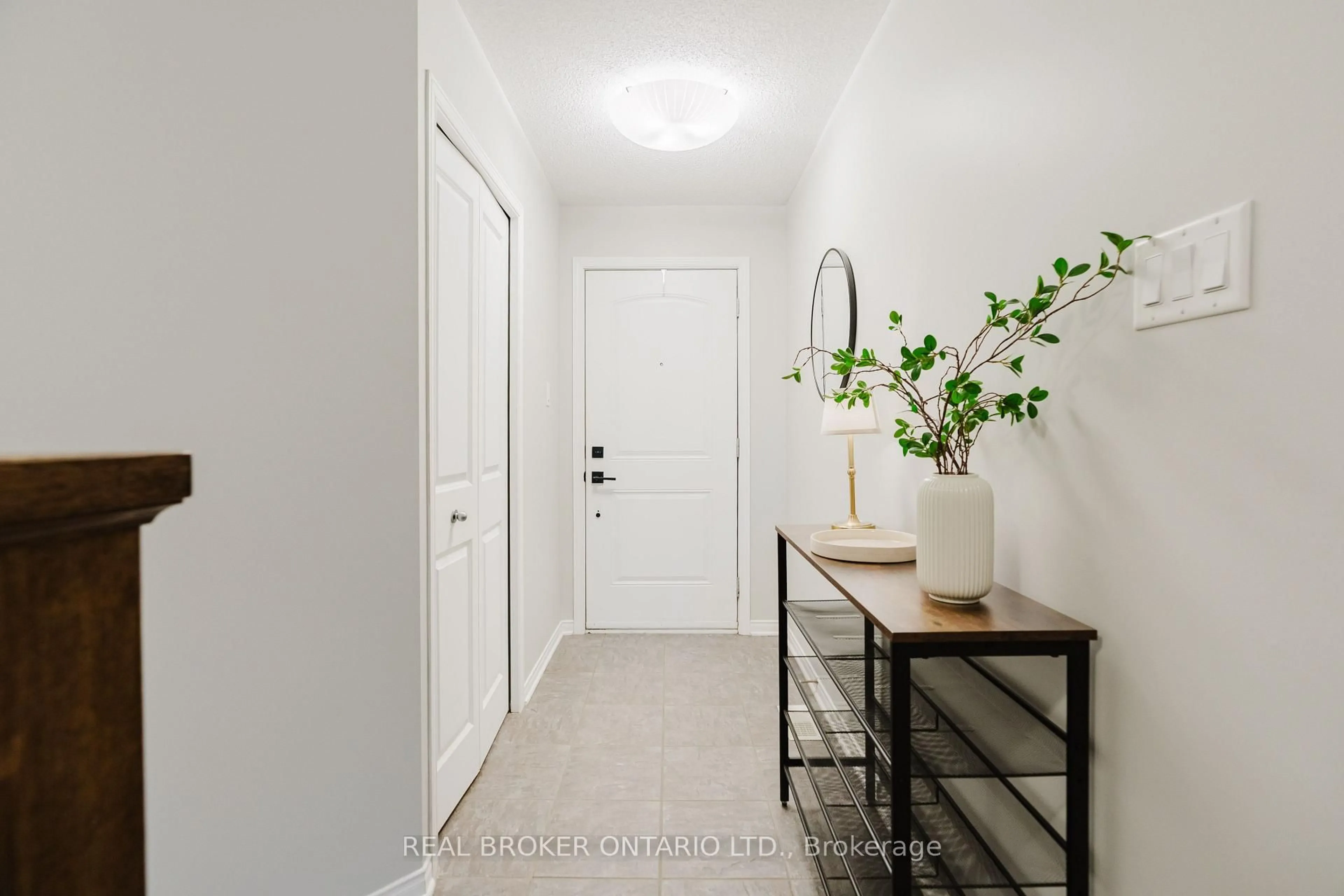 Indoor entryway for 88 Songbird Private, Ottawa Ontario K2H 0A2