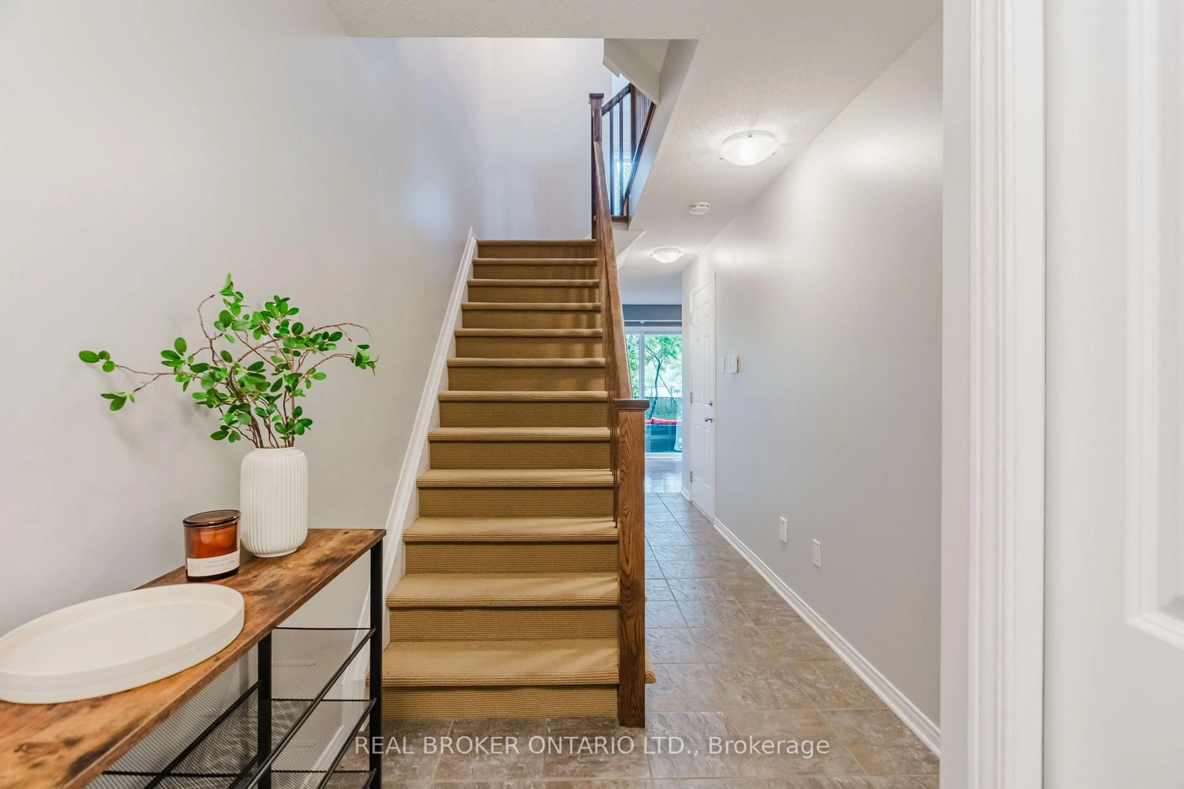 Indoor entryway for 88 Songbird Private, Ottawa Ontario K2H 0A2