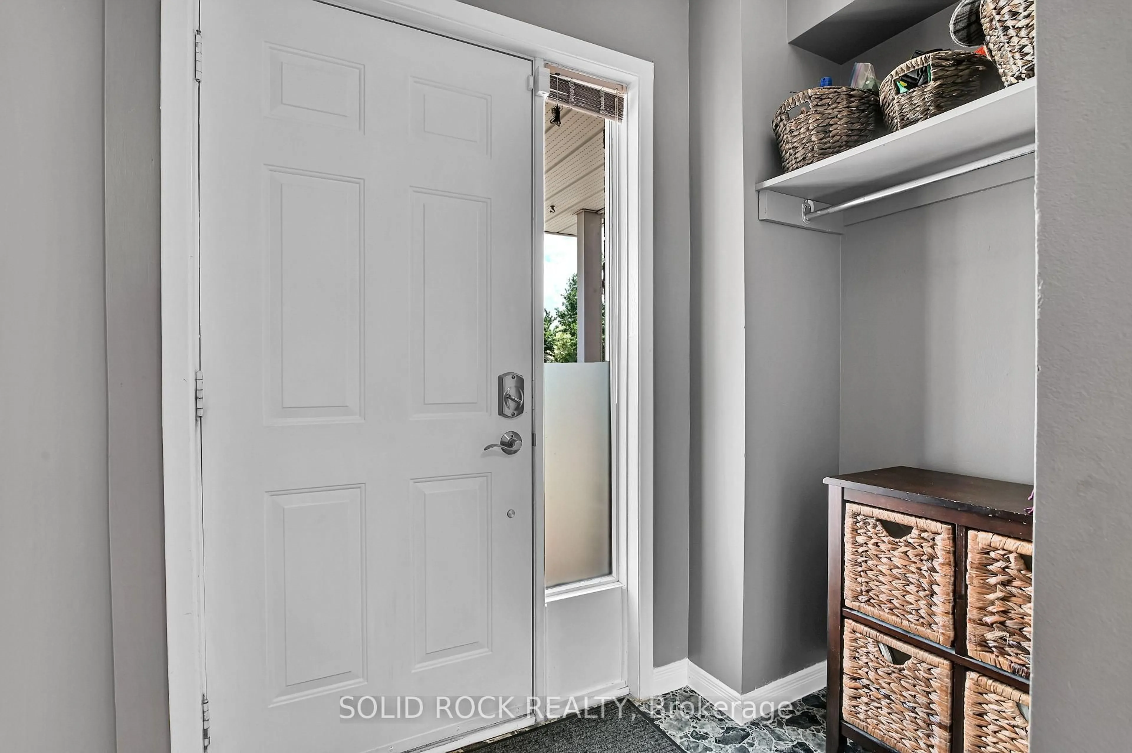 Indoor entryway for 74 Pickwick Dr, Barrhaven Ontario K2J 3E1