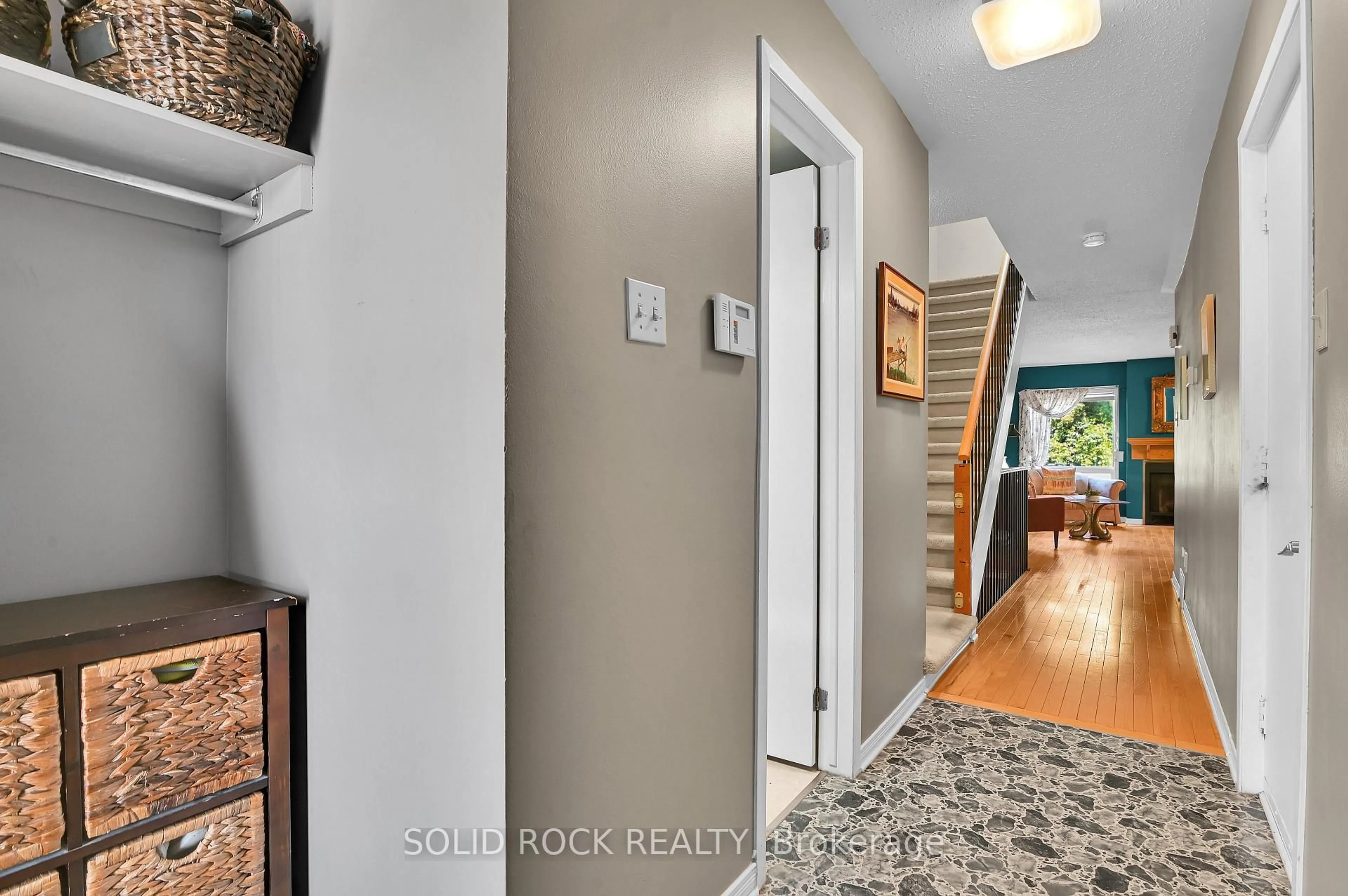 Indoor entryway for 74 Pickwick Dr, Barrhaven Ontario K2J 3E1