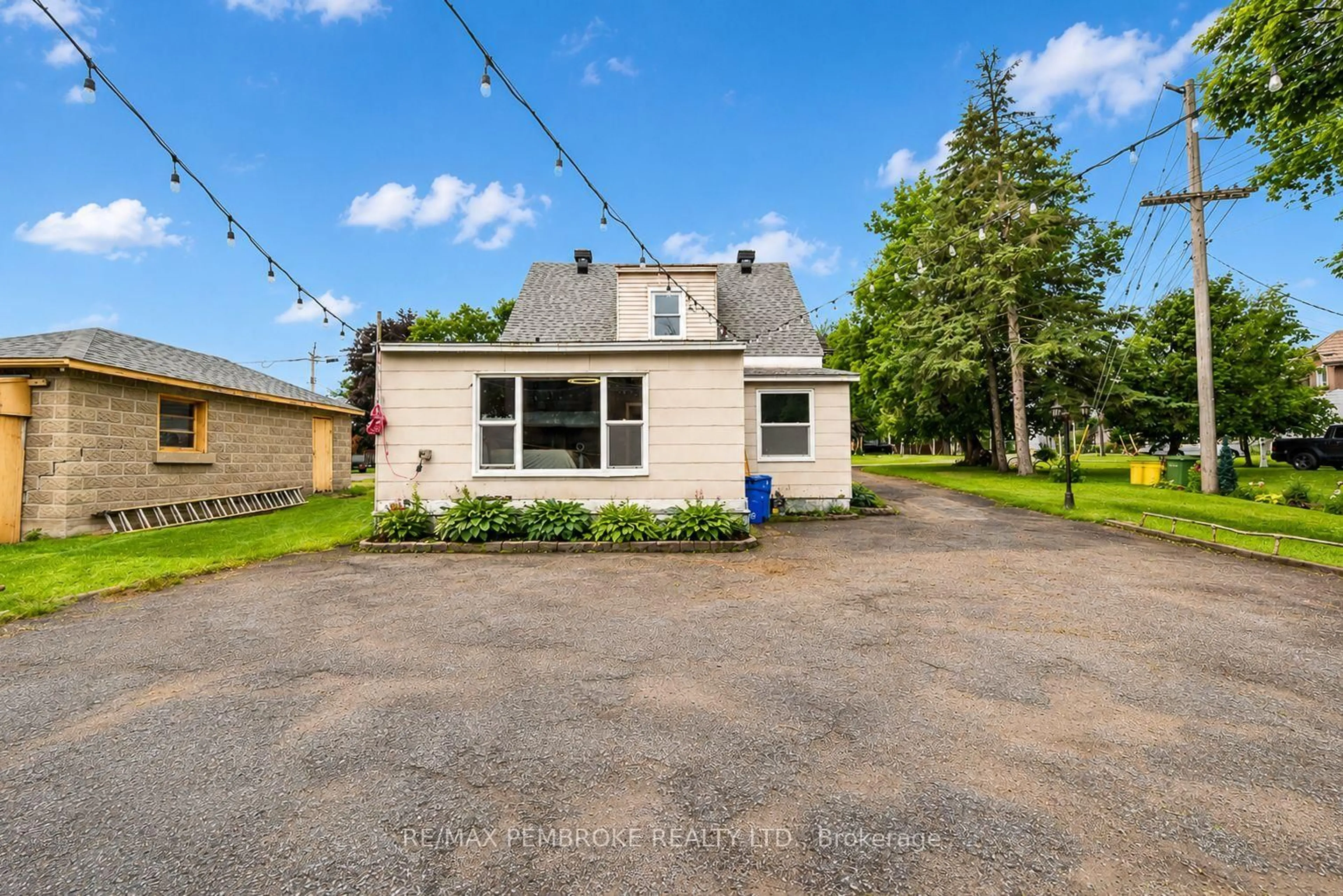 A pic from outside/outdoor area/front of a property/back of a property/a pic from drone, street for 739 Front St, Pembroke Ontario K8A 6J4