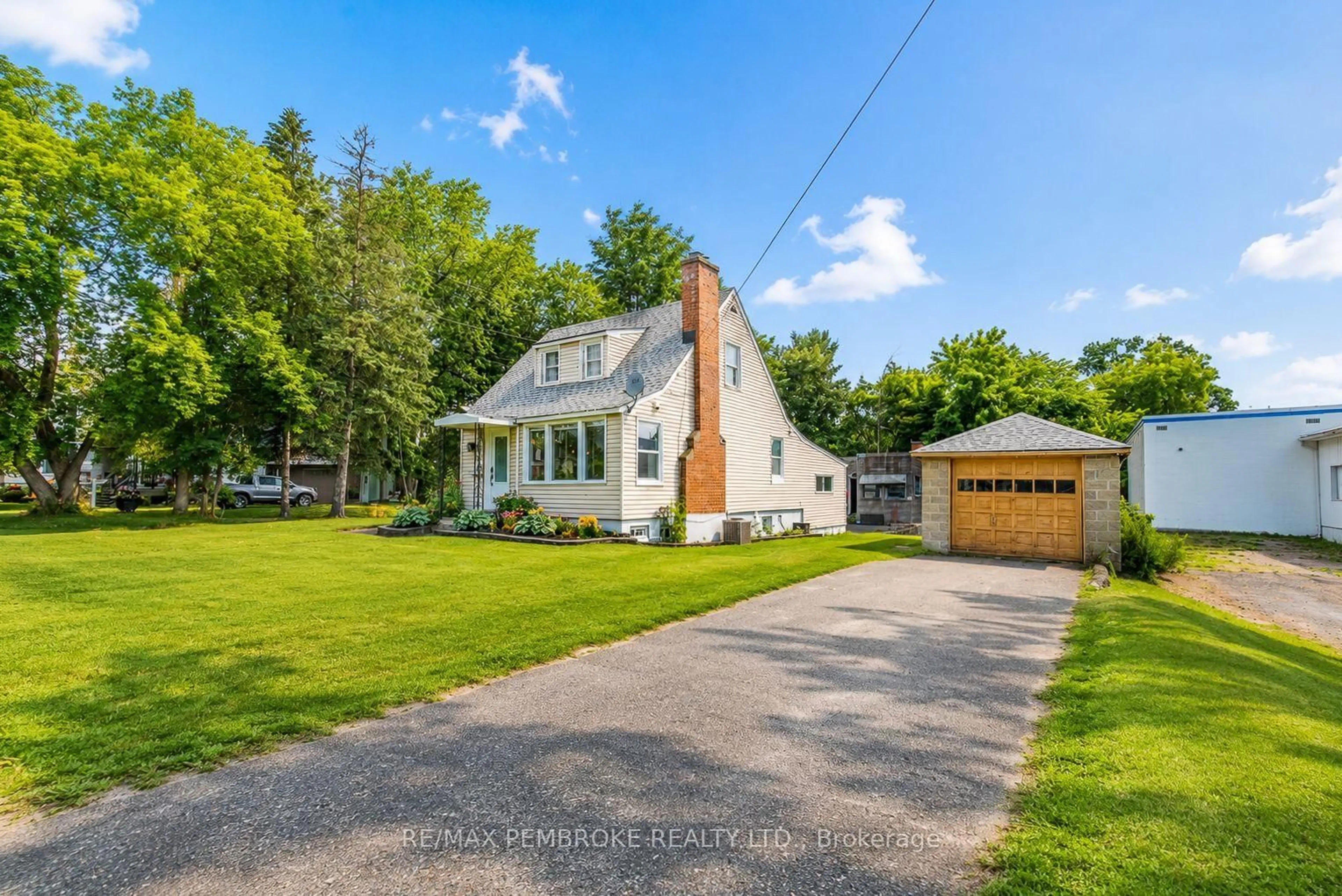 A pic from outside/outdoor area/front of a property/back of a property/a pic from drone, street for 739 Front St, Pembroke Ontario K8A 6J4