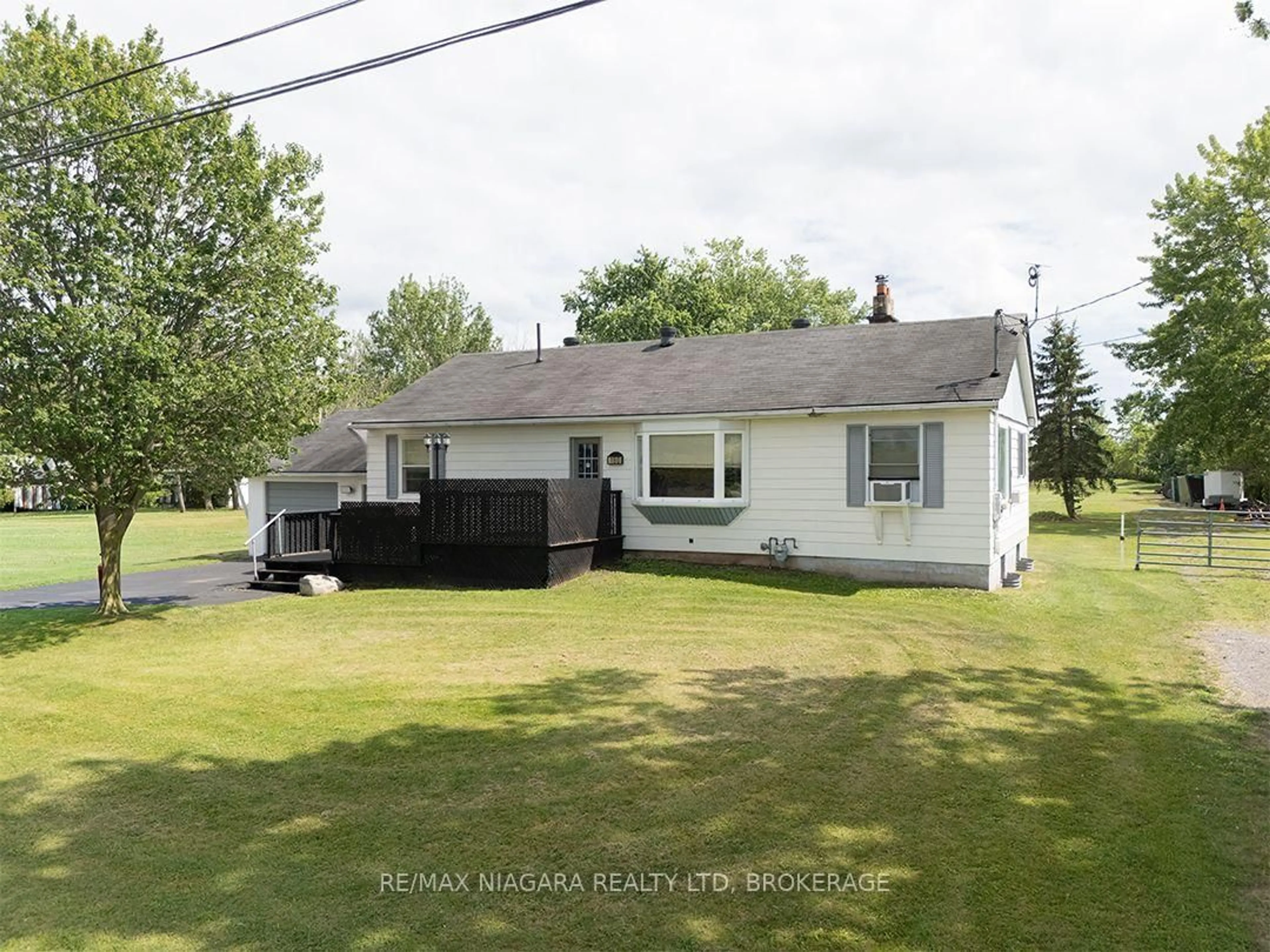 A pic from outside/outdoor area/front of a property/back of a property/a pic from drone, street for 160 Barrick Rd, Port Colborne Ontario L3K 4B4