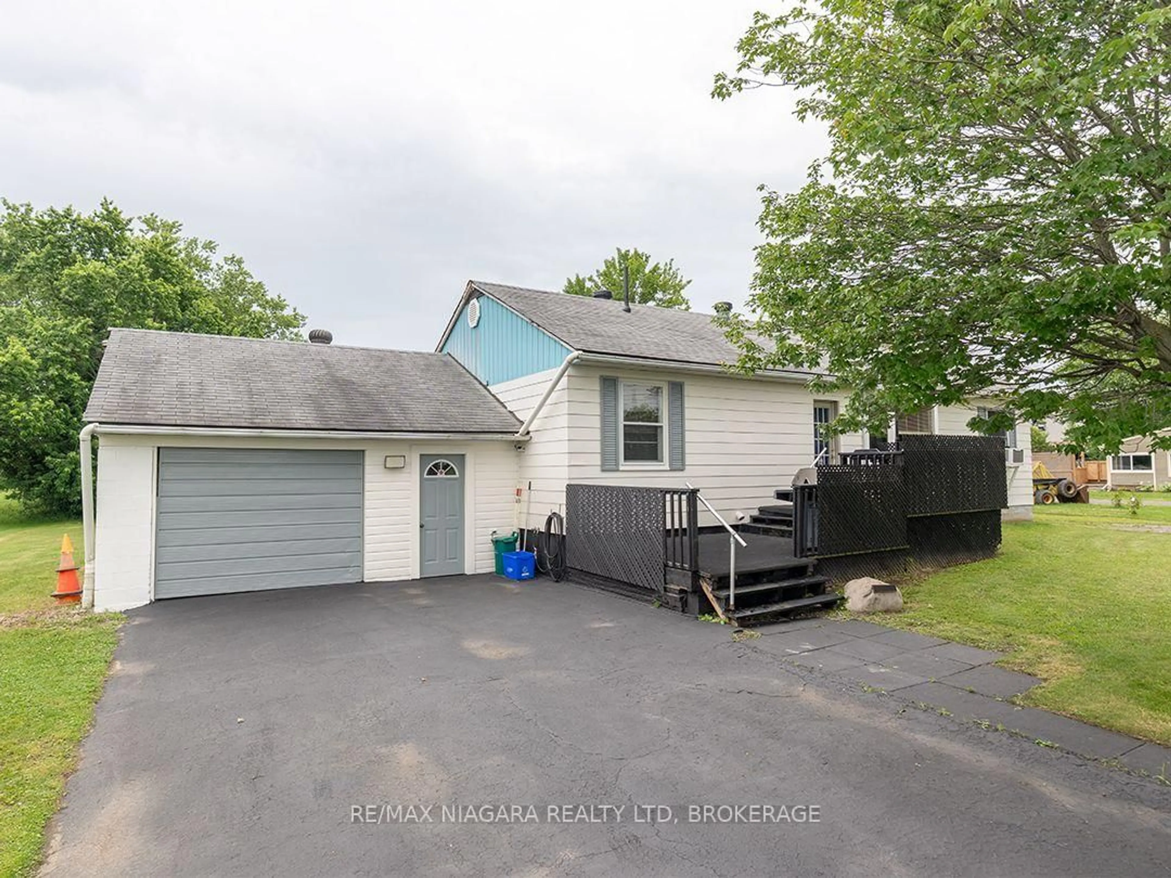 A pic from outside/outdoor area/front of a property/back of a property/a pic from drone, street for 160 Barrick Rd, Port Colborne Ontario L3K 4B4