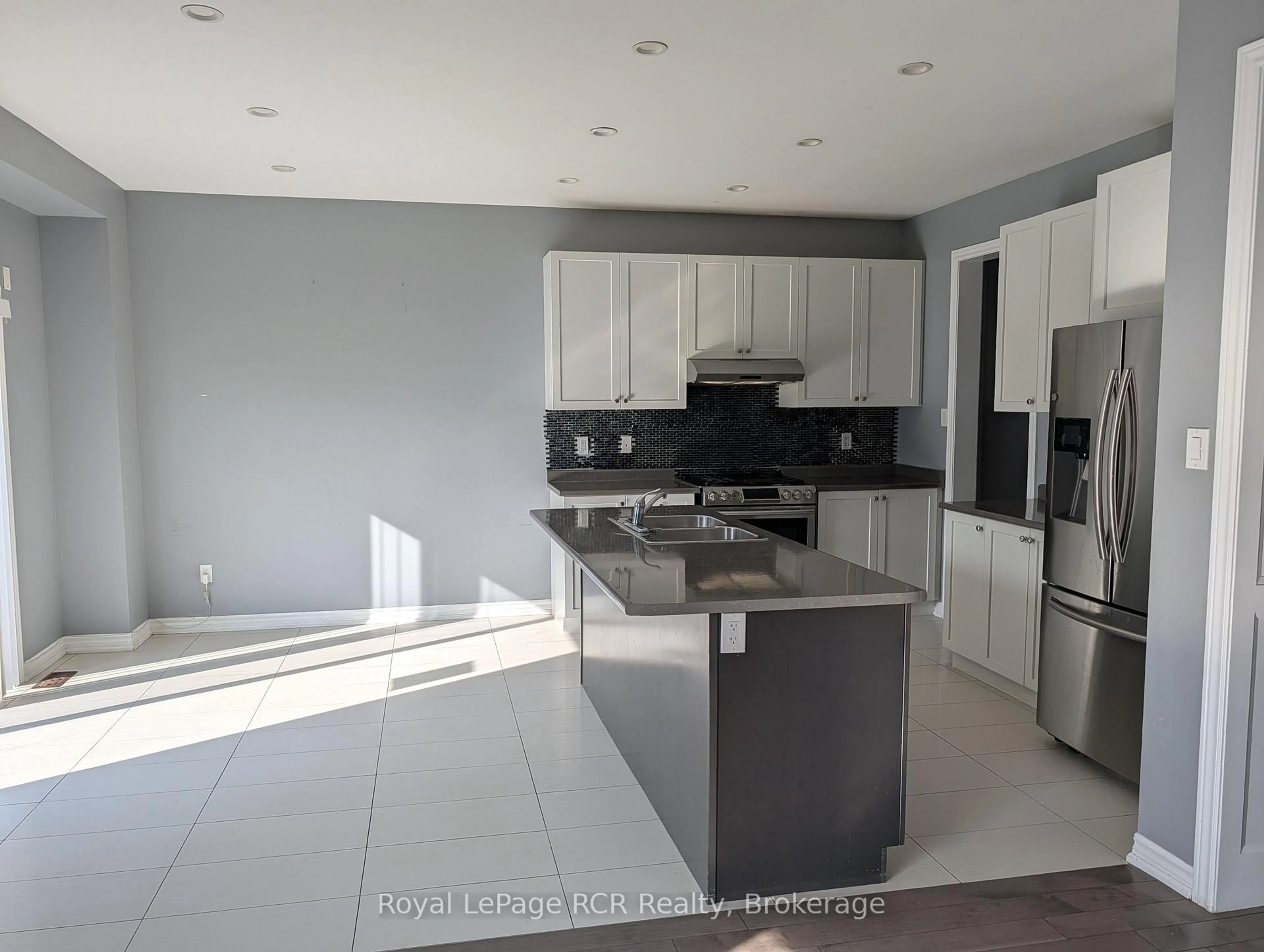 Open concept kitchen, ceramic/tile floor for 125 Morden Dr, Shelburne Ontario L9V 3S4