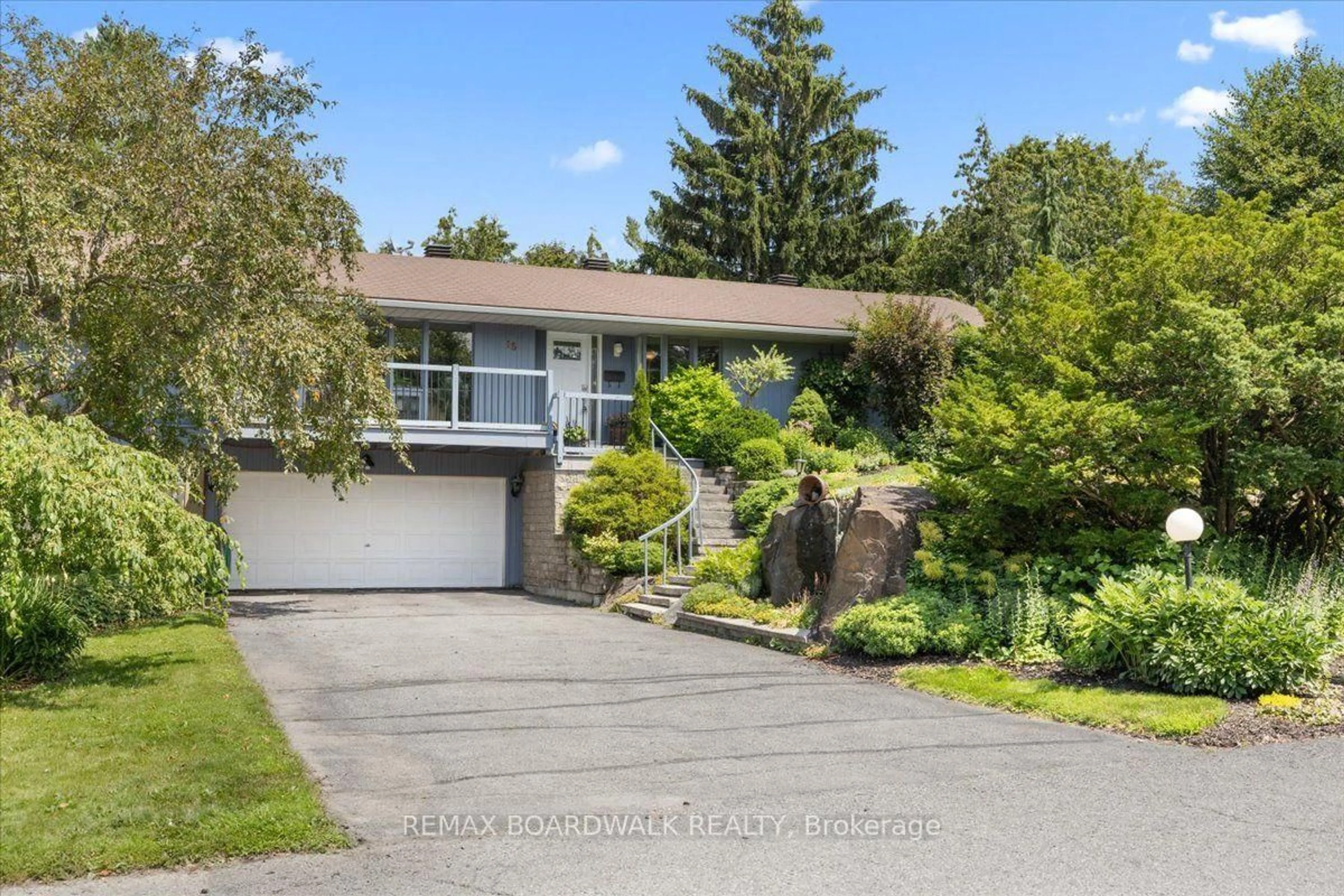 A pic from outside/outdoor area/front of a property/back of a property/a pic from drone, street for 15 Selwyn Cres, Ottawa Ontario K2K 1N9