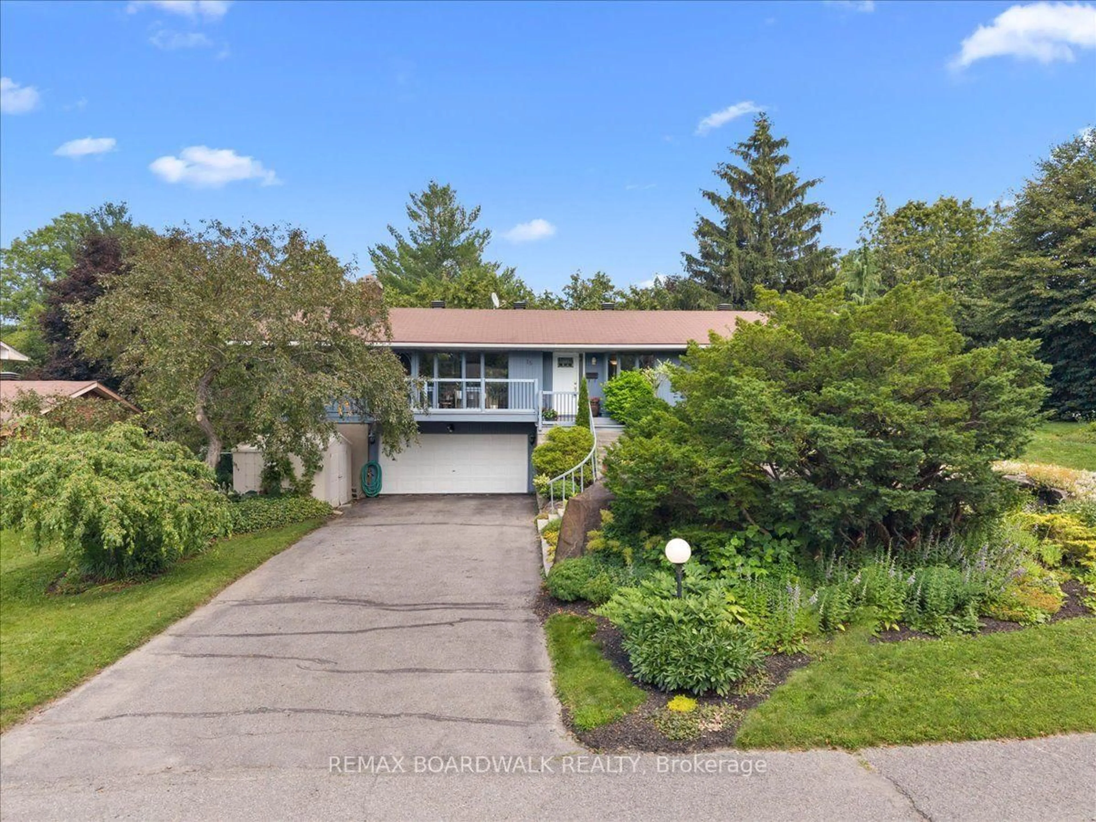 A pic from outside/outdoor area/front of a property/back of a property/a pic from drone, street for 15 Selwyn Cres, Ottawa Ontario K2K 1N9