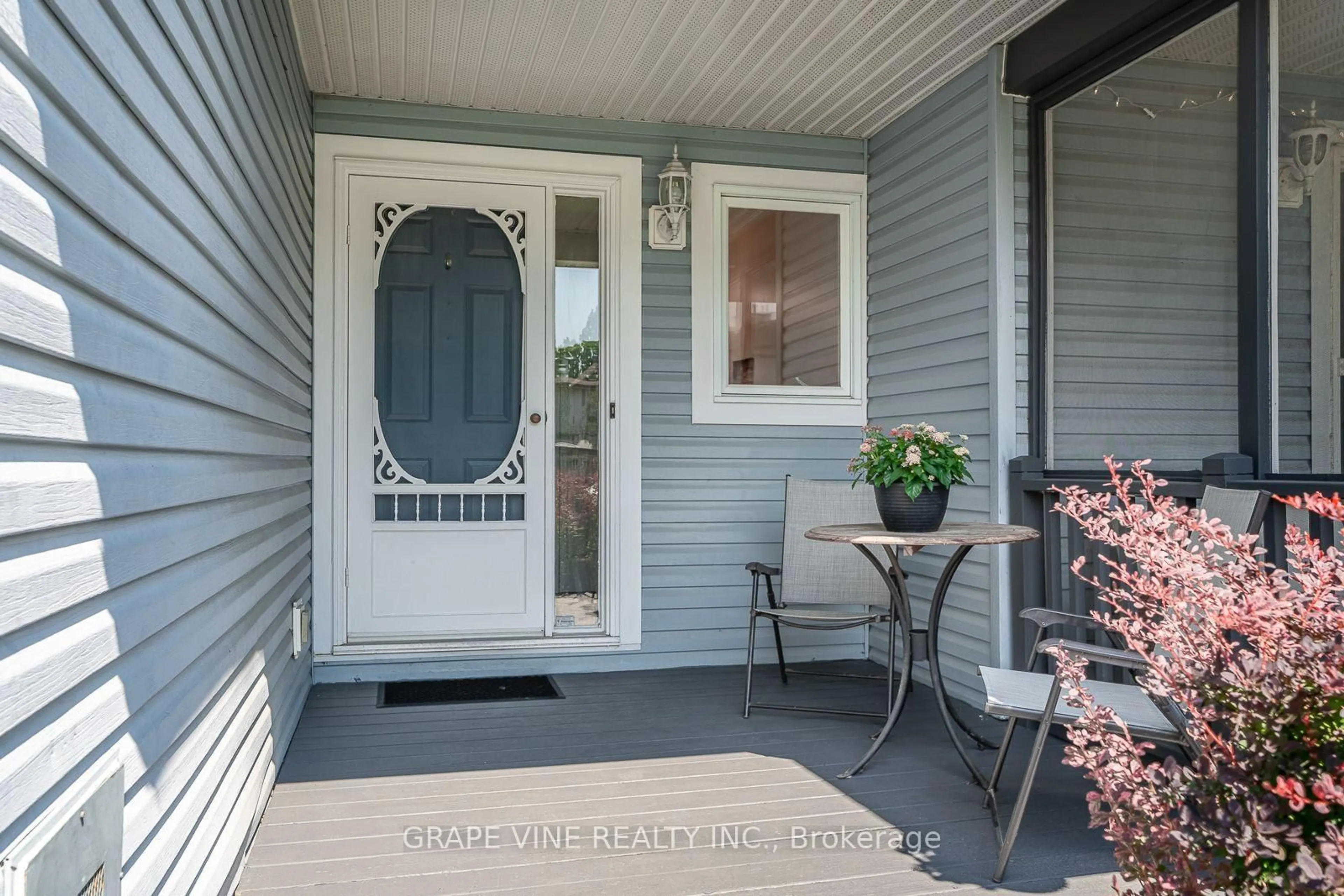 Indoor entryway for 741 Maley St, North Grenville Ontario K0G 1J0