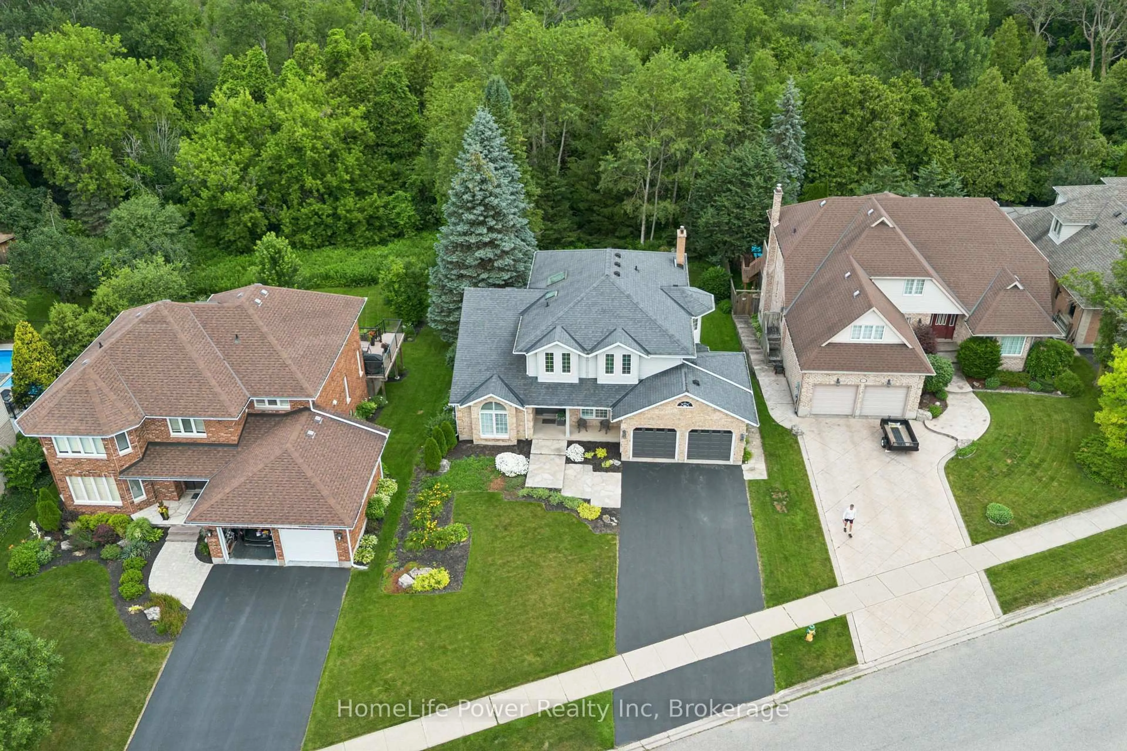 A pic from outside/outdoor area/front of a property/back of a property/a pic from drone, street for 8 Robin Rd, Guelph Ontario N1L 1A7