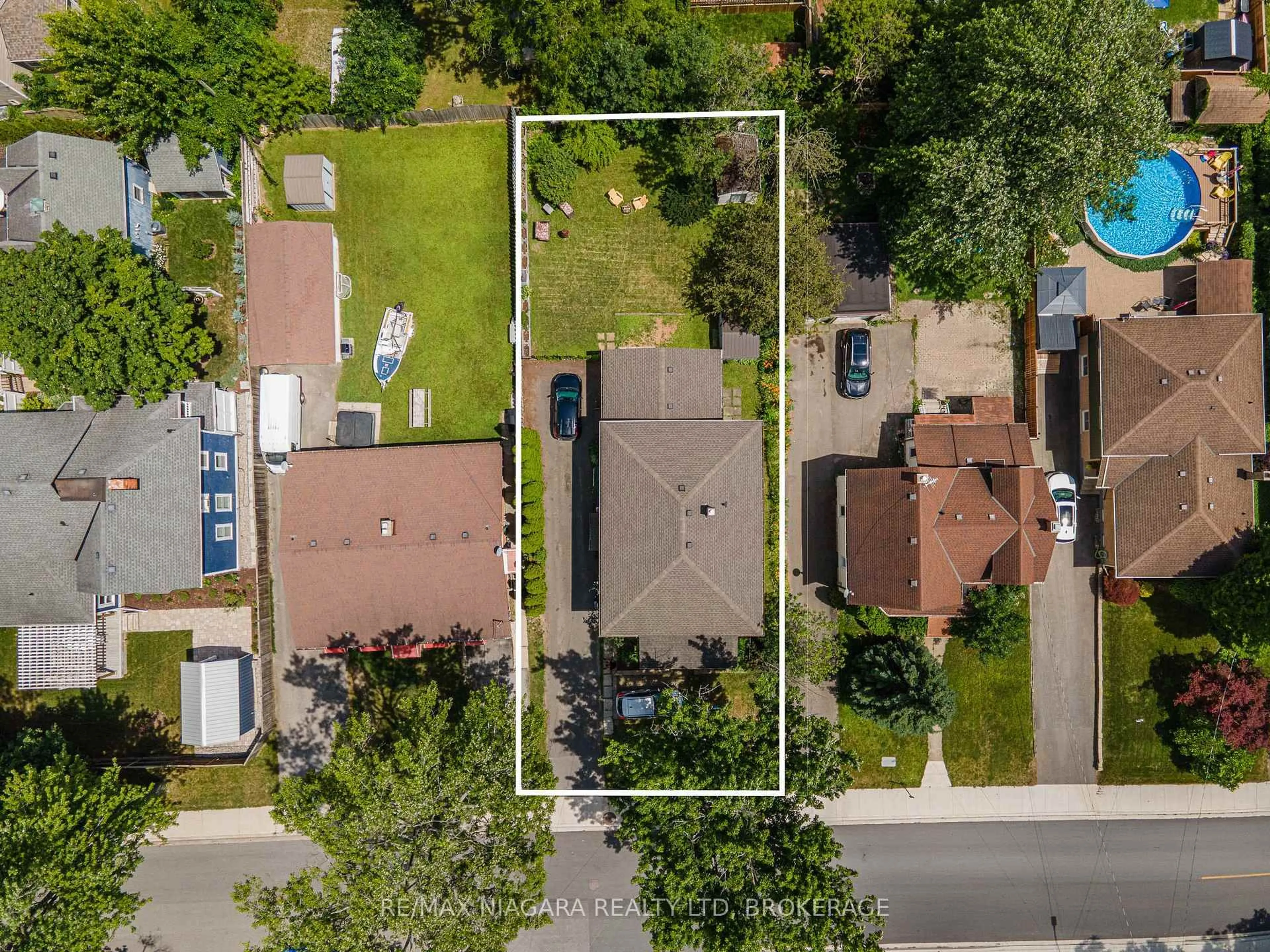 A pic from outside/outdoor area/front of a property/back of a property/a pic from drone, street for 30 Shotwell St, Welland Ontario L3C 1N8
