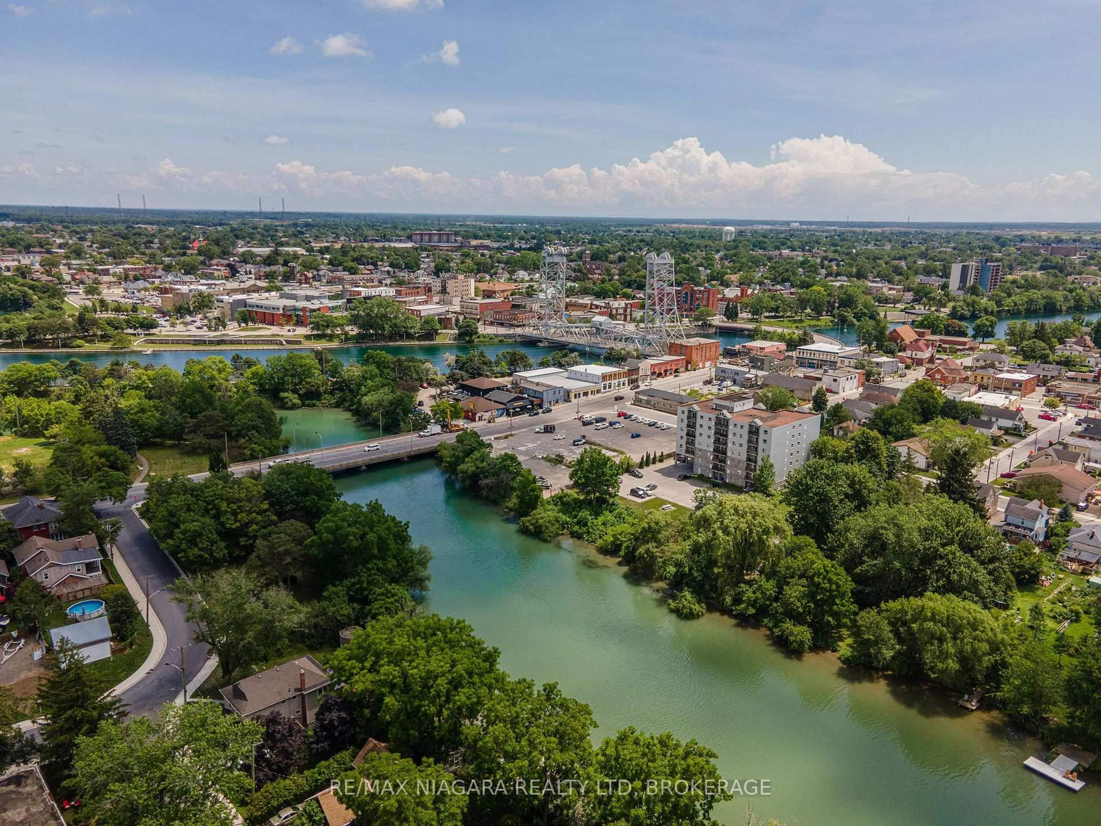A pic from outside/outdoor area/front of a property/back of a property/a pic from drone, water/lake/river/ocean view for 30 Shotwell St, Welland Ontario L3C 1N8