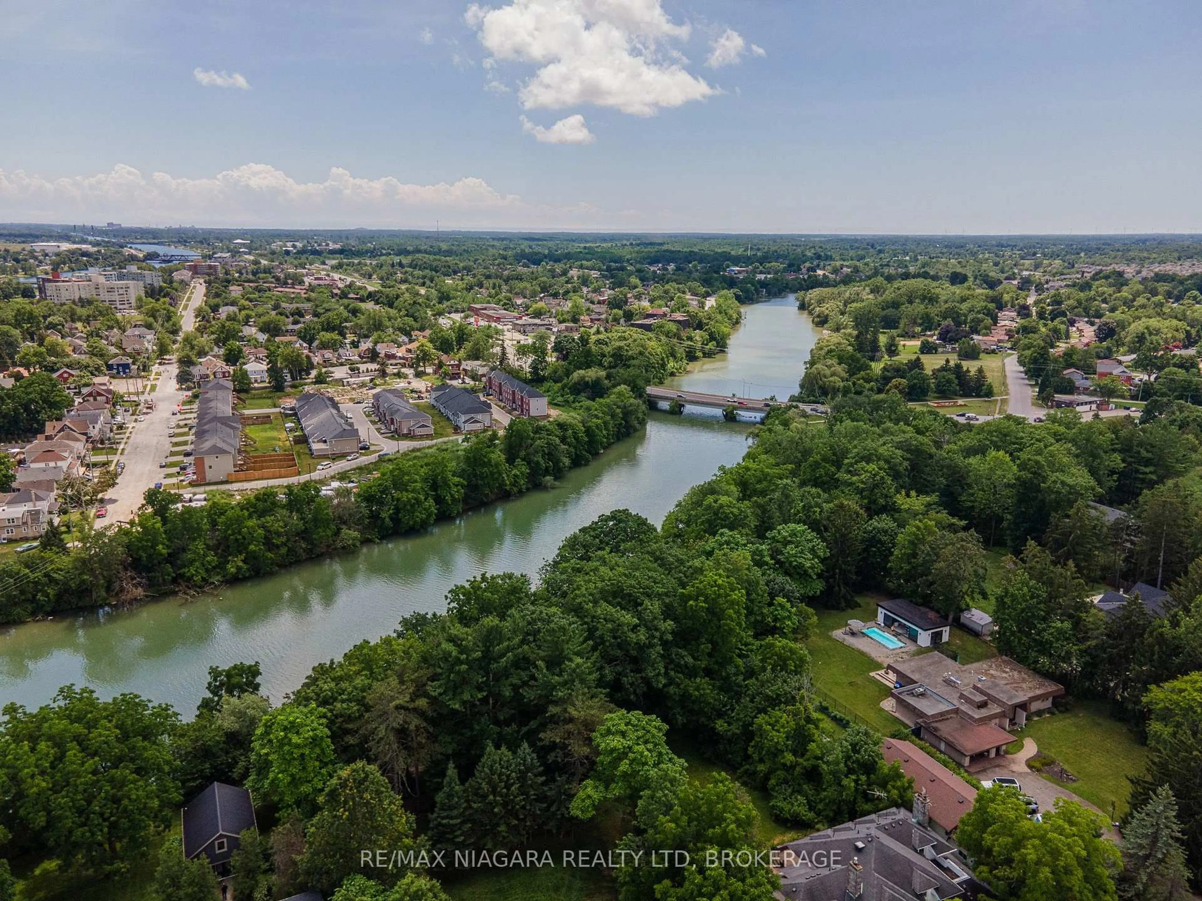 A pic from outside/outdoor area/front of a property/back of a property/a pic from drone, water/lake/river/ocean view for 30 Shotwell St, Welland Ontario L3C 1N8