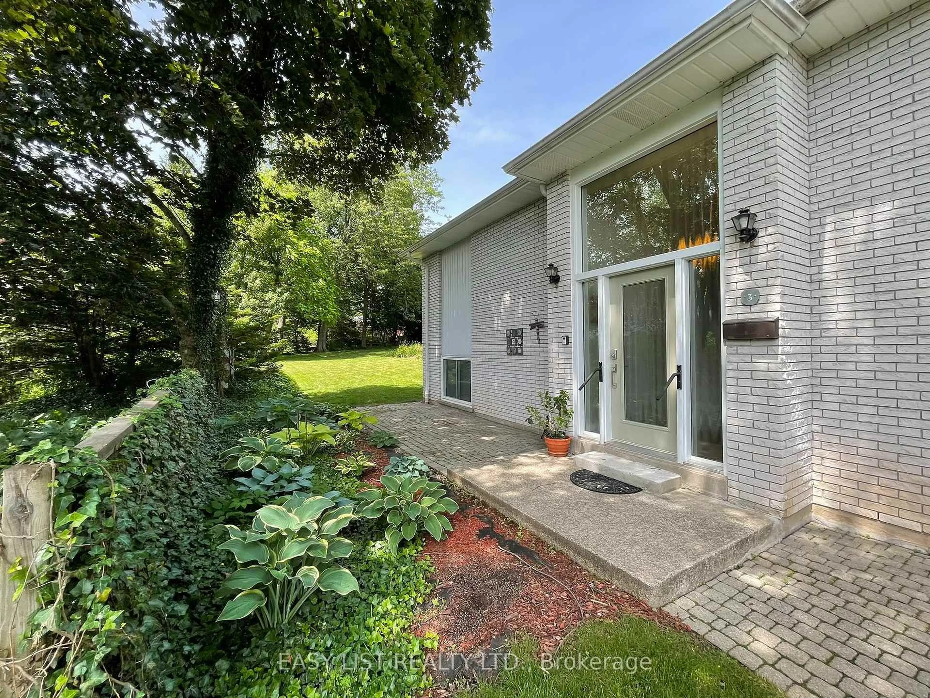 A pic from outside/outdoor area/front of a property/back of a property/a pic from drone, unknown for 3 Baker Pl, Pelham Ontario L3E 0J4