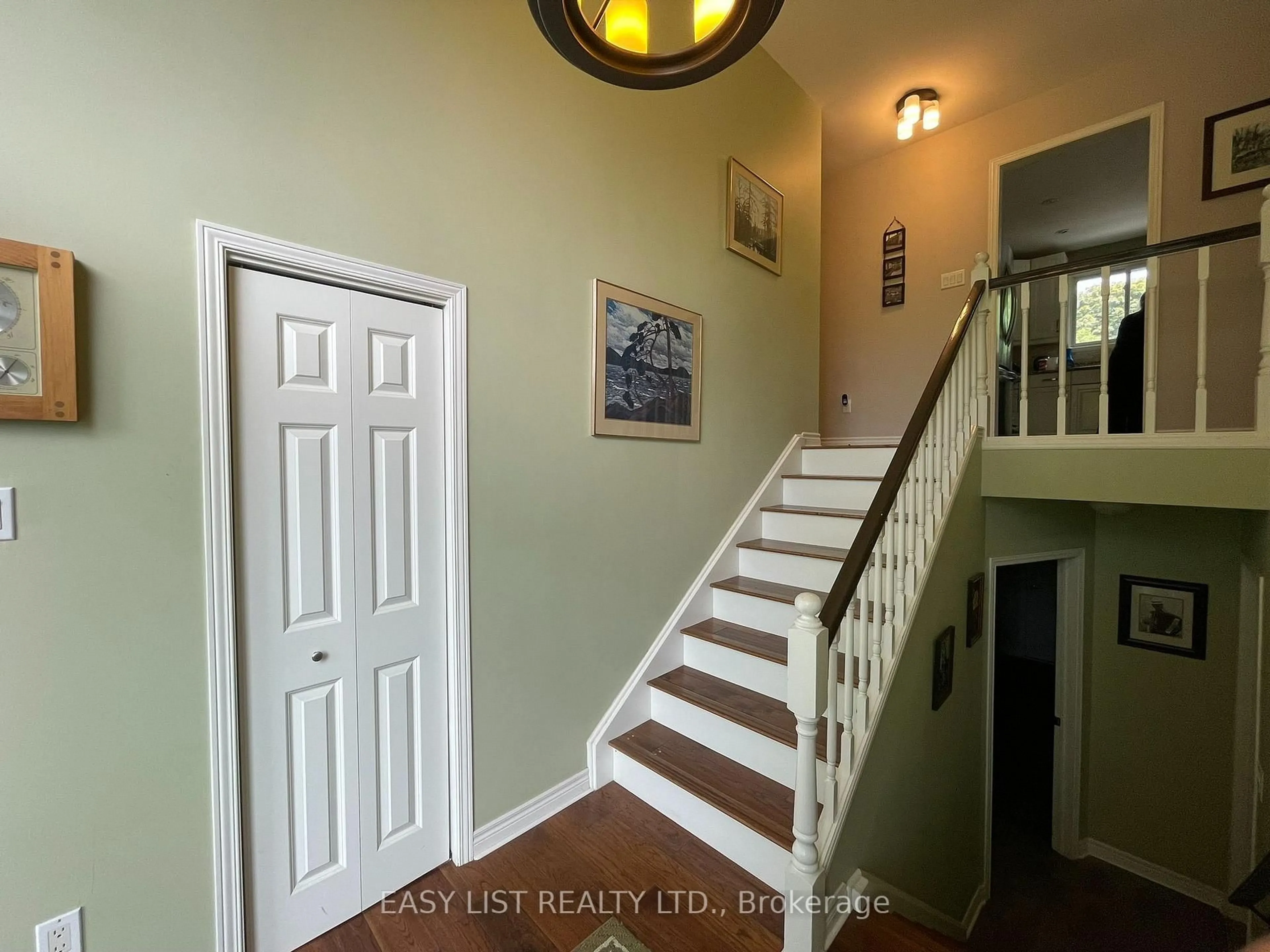 Indoor entryway for 3 Baker Pl, Pelham Ontario L3E 0J4