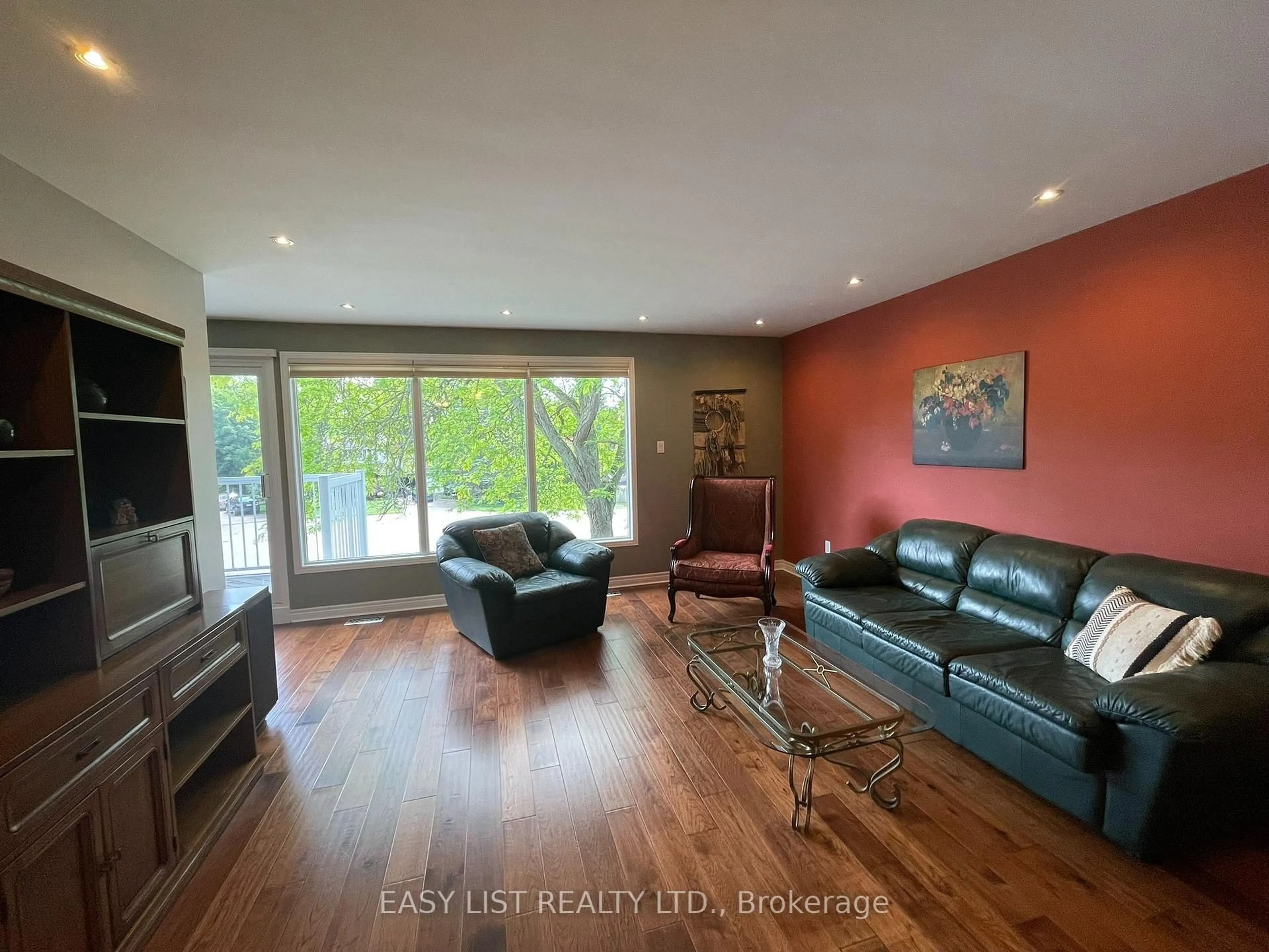 Living room with furniture, wood/laminate floor for 3 Baker Pl, Pelham Ontario L3E 0J4