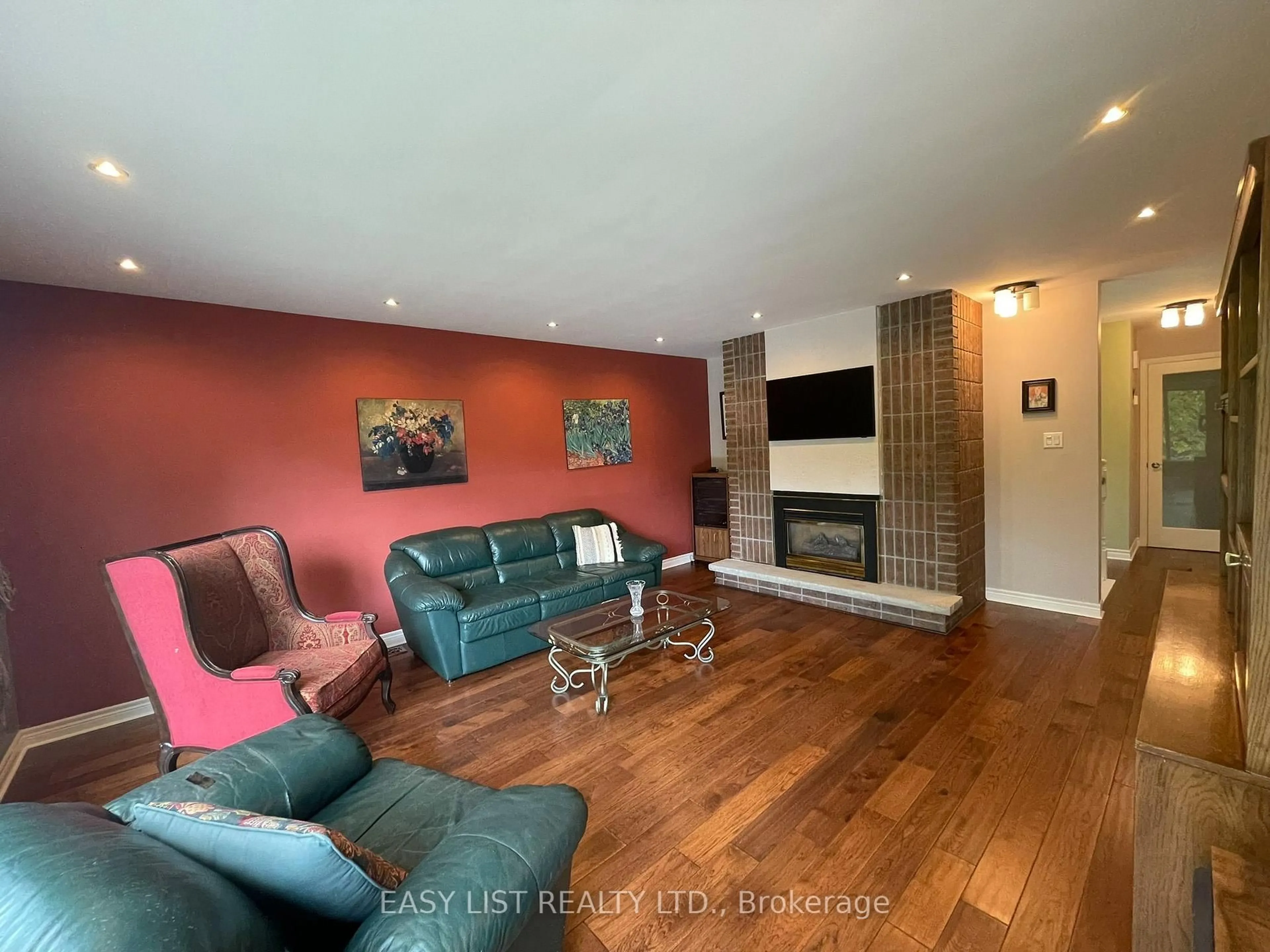 Living room with furniture, unknown for 3 Baker Pl, Pelham Ontario L3E 0J4