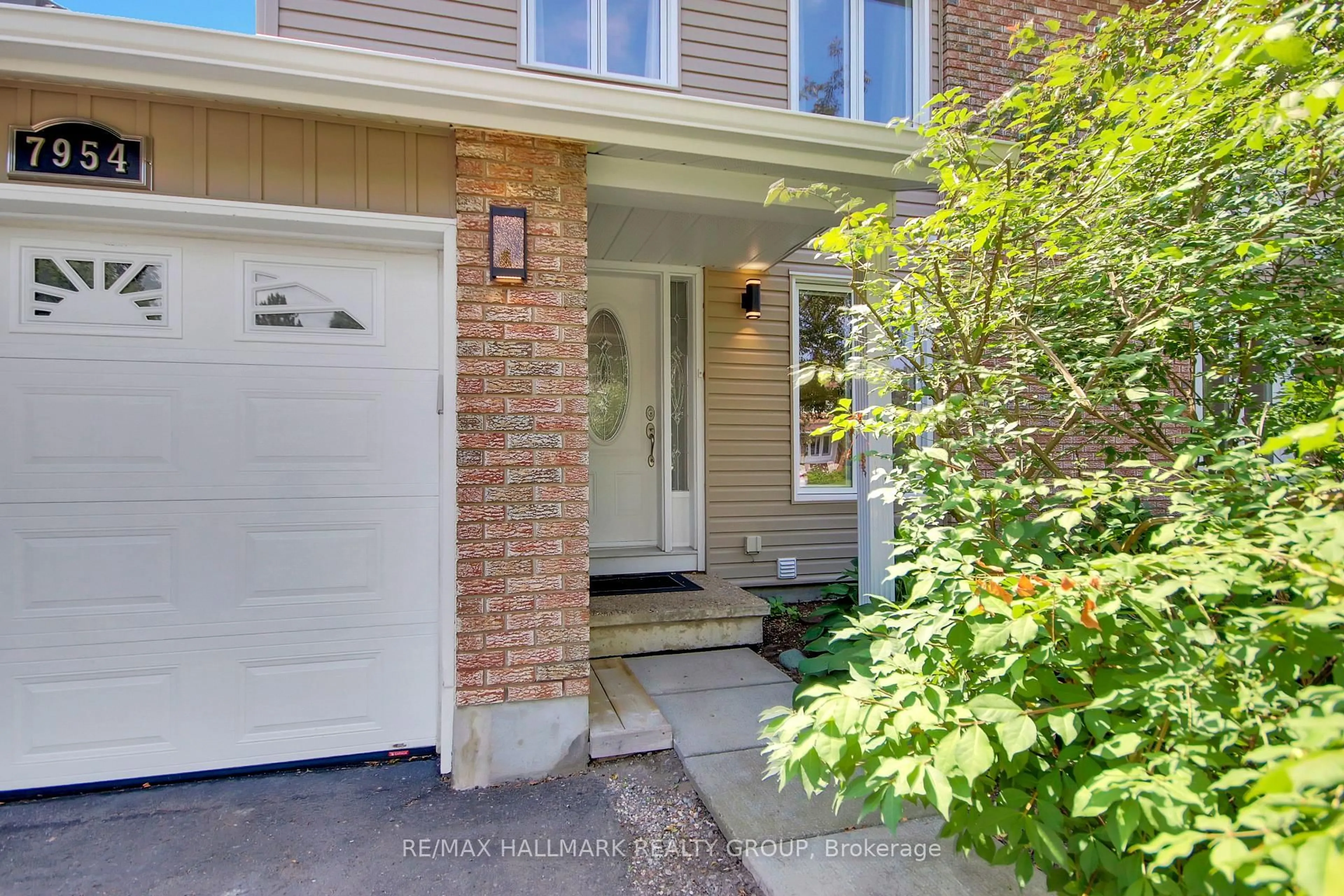 Indoor entryway for 7954 Decarie Dr, Orleans Ontario K1C 2C3