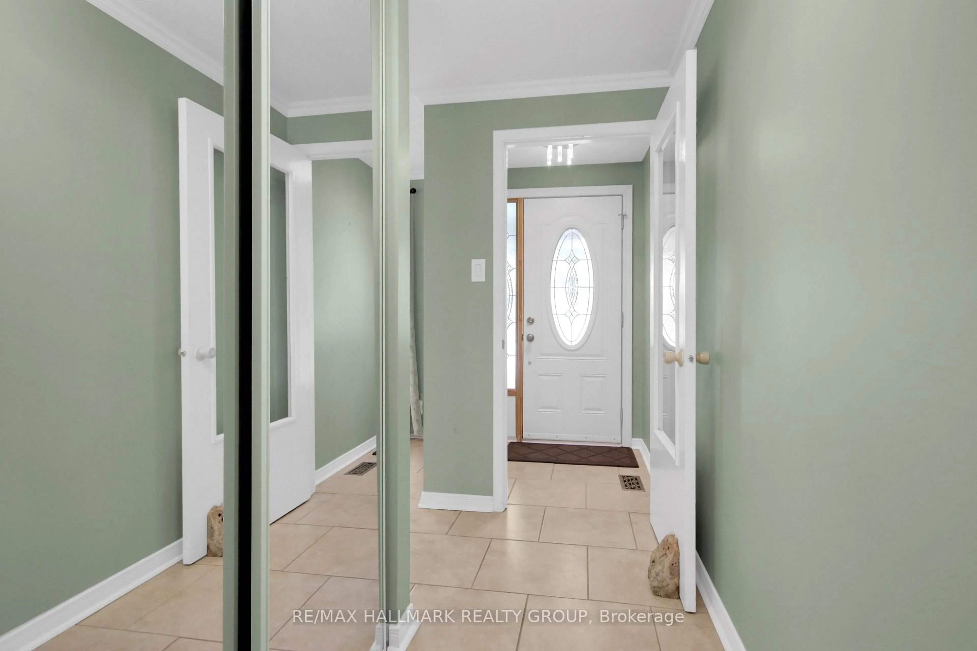 Indoor entryway for 7954 Decarie Dr, Orleans Ontario K1C 2C3