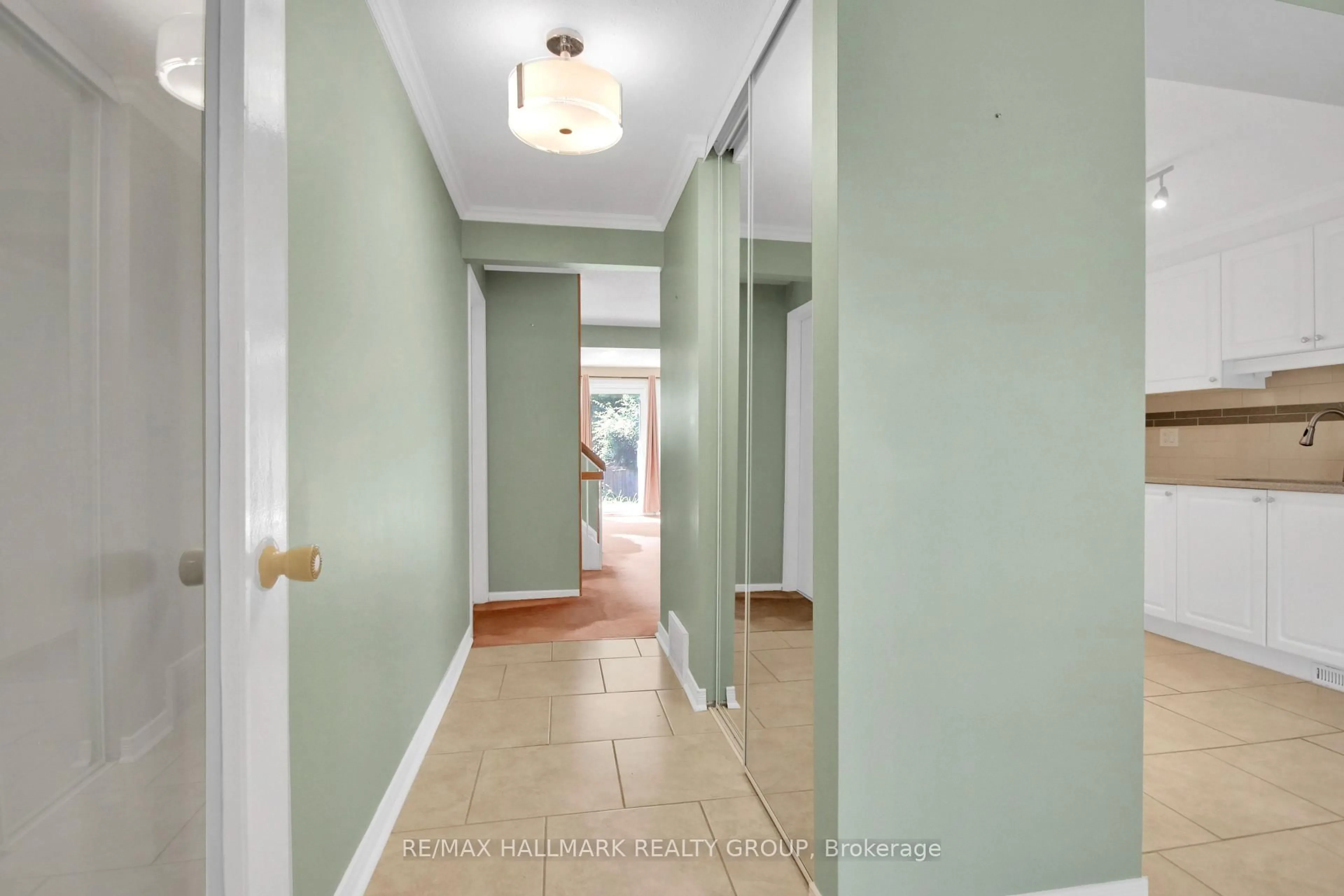Indoor foyer for 7954 Decarie Dr, Orleans Ontario K1C 2C3