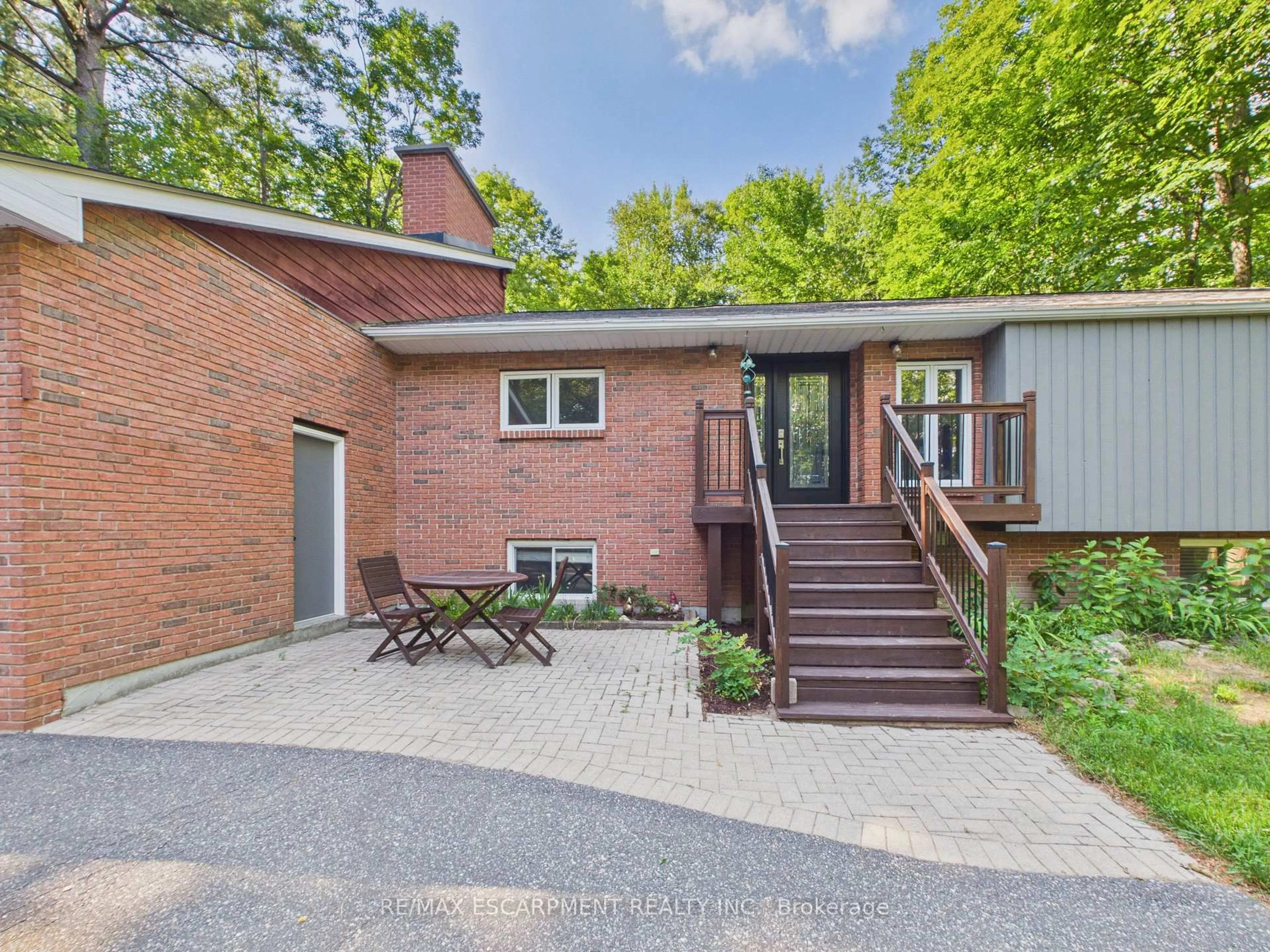 Home with brick exterior material, street for 1060 Golden Beach Rd, Bracebridge Ontario P1L 1W8