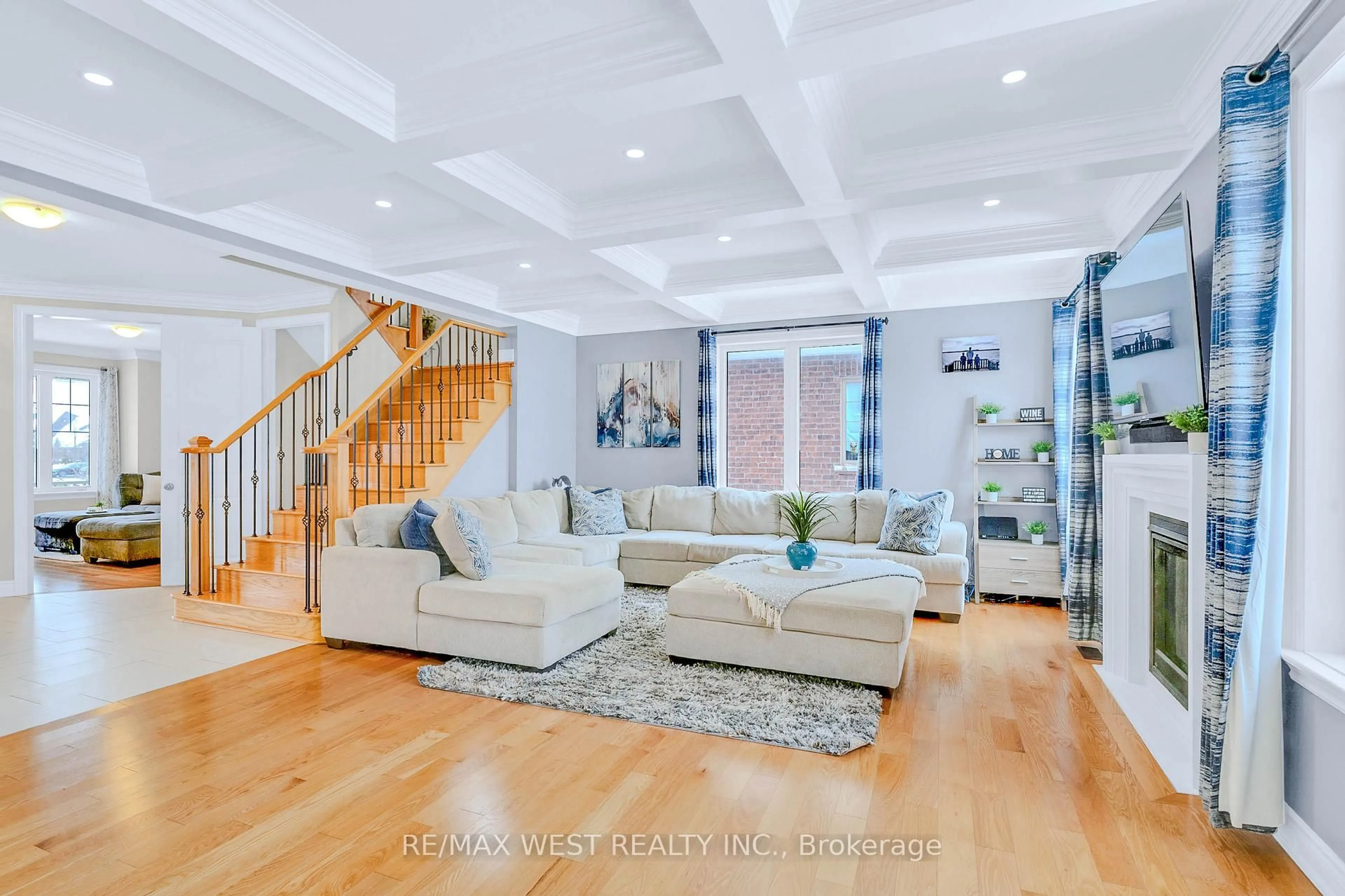 Living room with furniture, unknown for 20 Anderson Ave, Mono Ontario L9W 6W6