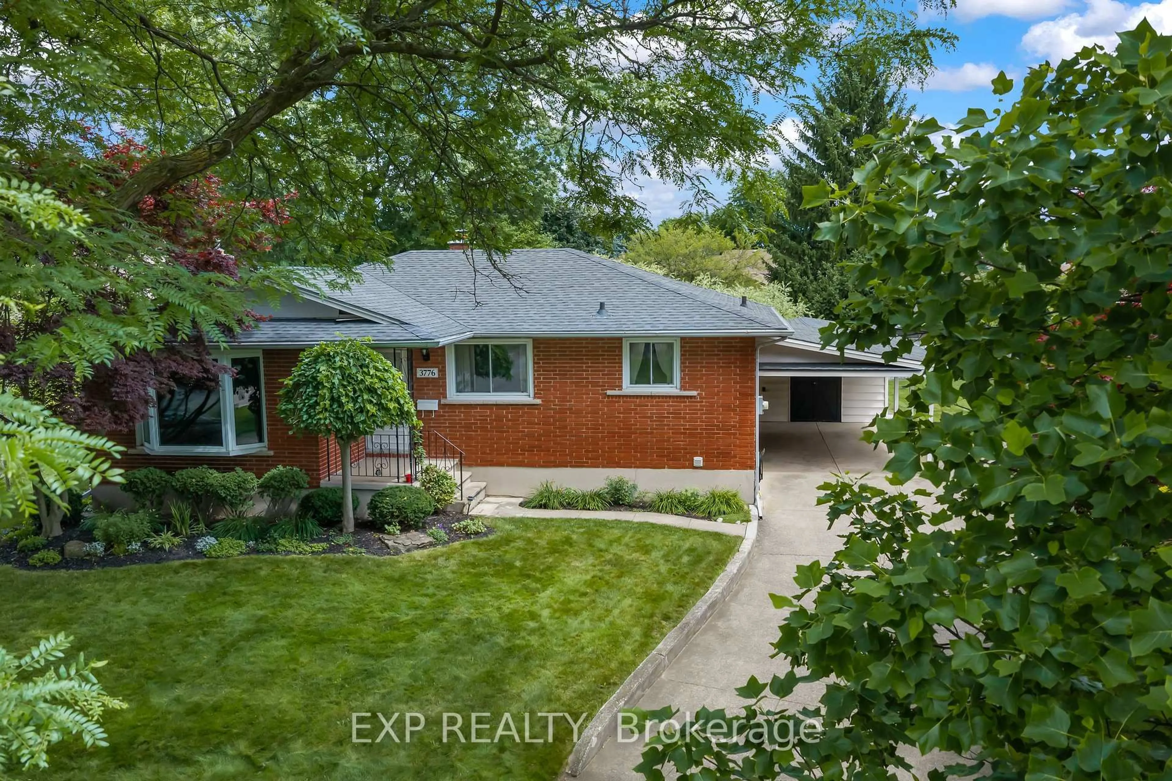 A pic from outside/outdoor area/front of a property/back of a property/a pic from drone, street for 3776 Panama Crt, Niagara Falls Ontario L2J 3Z8