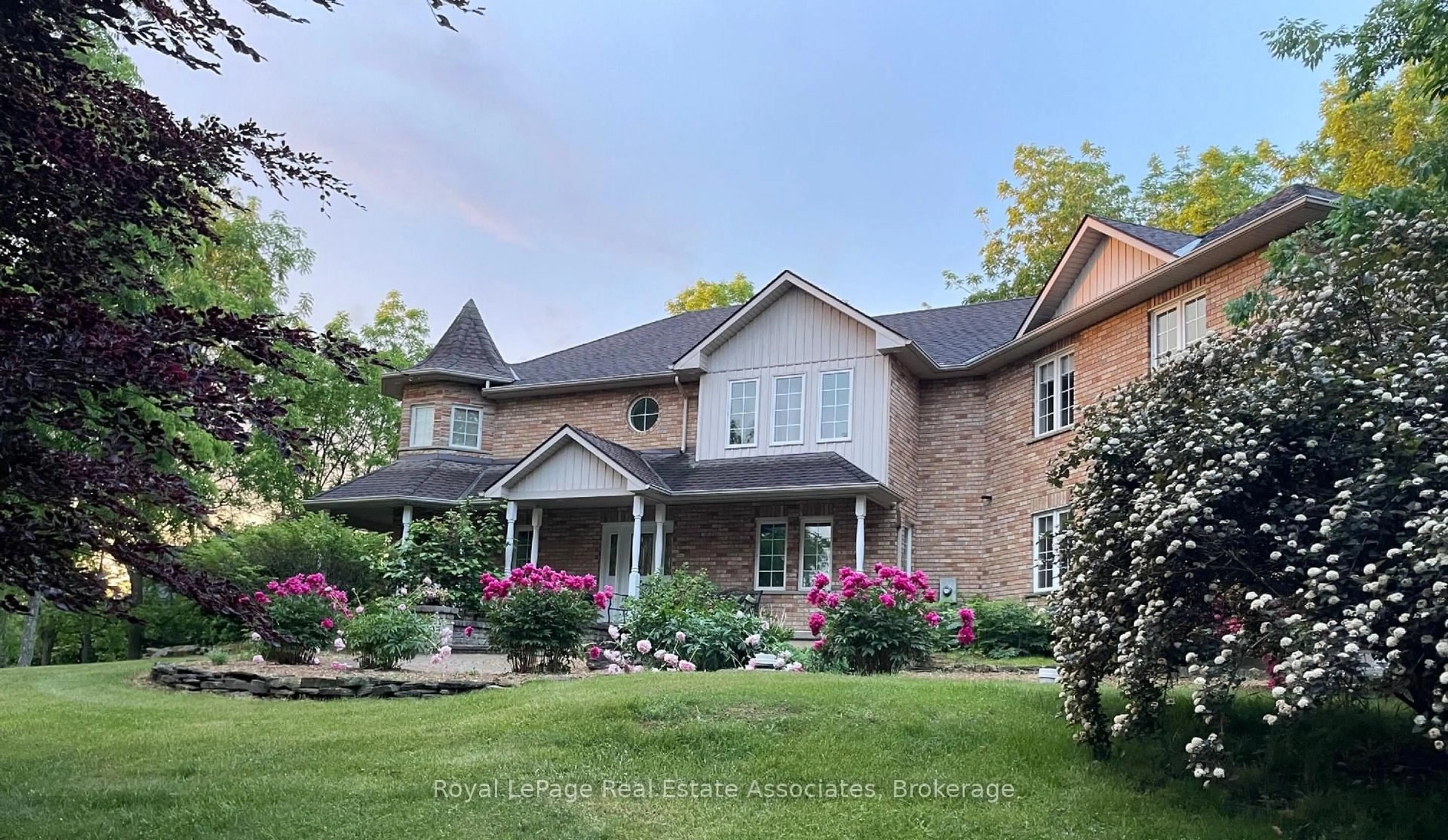 Home with brick exterior material, unknown for 86 Ridge Rd, Grimsby Ontario L3M 4E7
