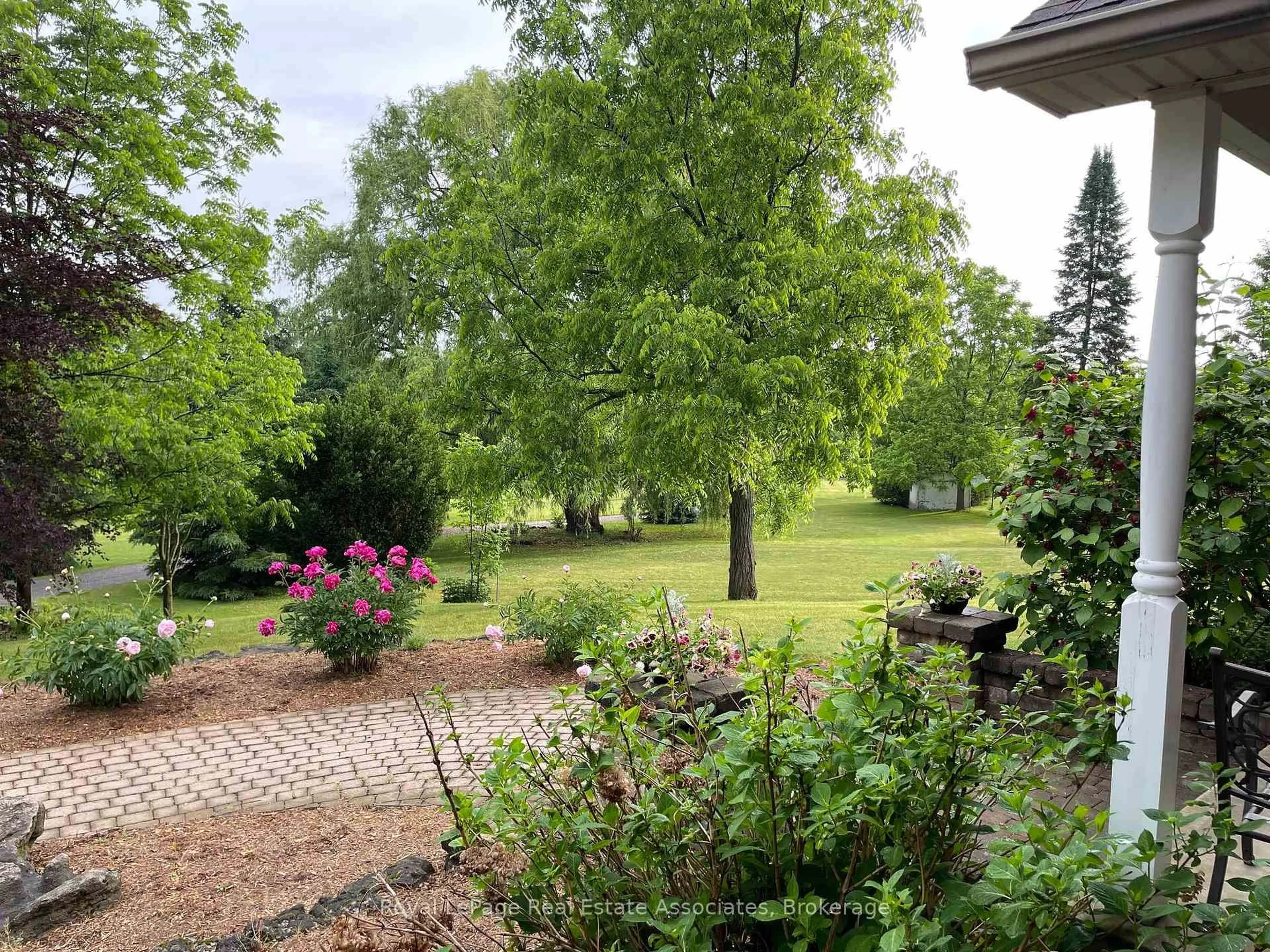 A pic from outside/outdoor area/front of a property/back of a property/a pic from drone, forest/trees view for 86 Ridge Rd, Grimsby Ontario L3M 4E7