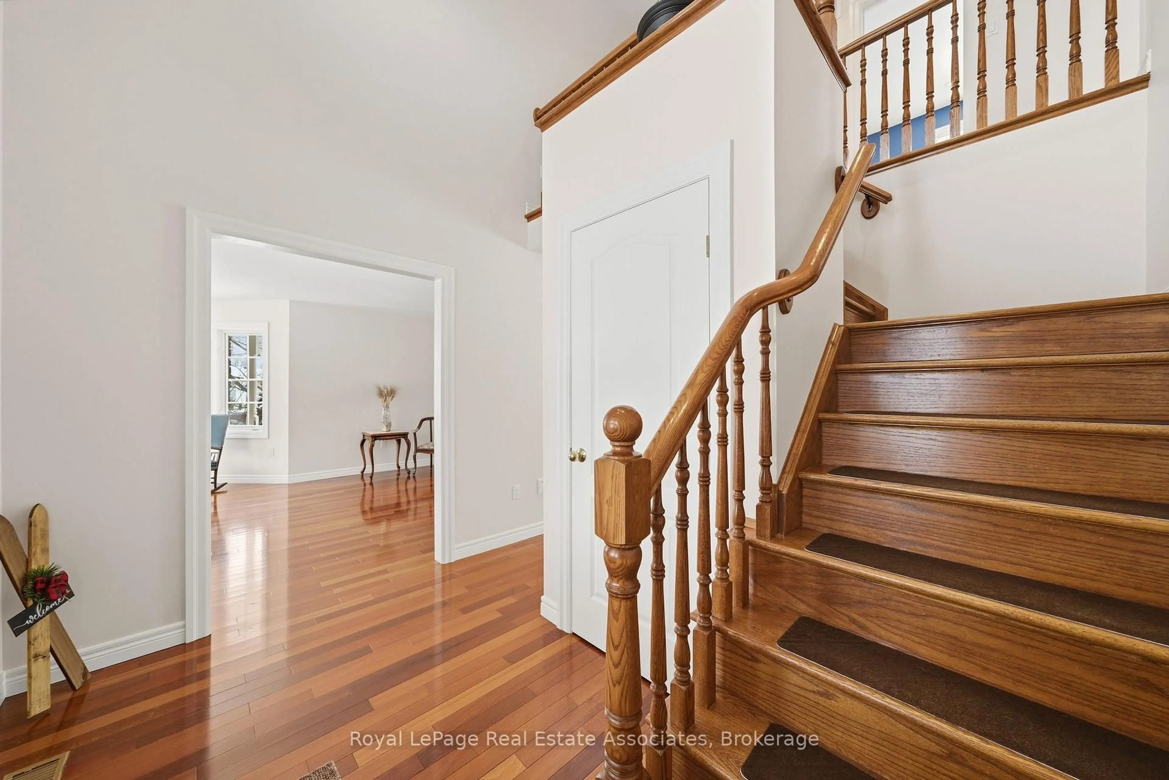 Indoor foyer for 86 Ridge Rd, Grimsby Ontario L3M 4E7
