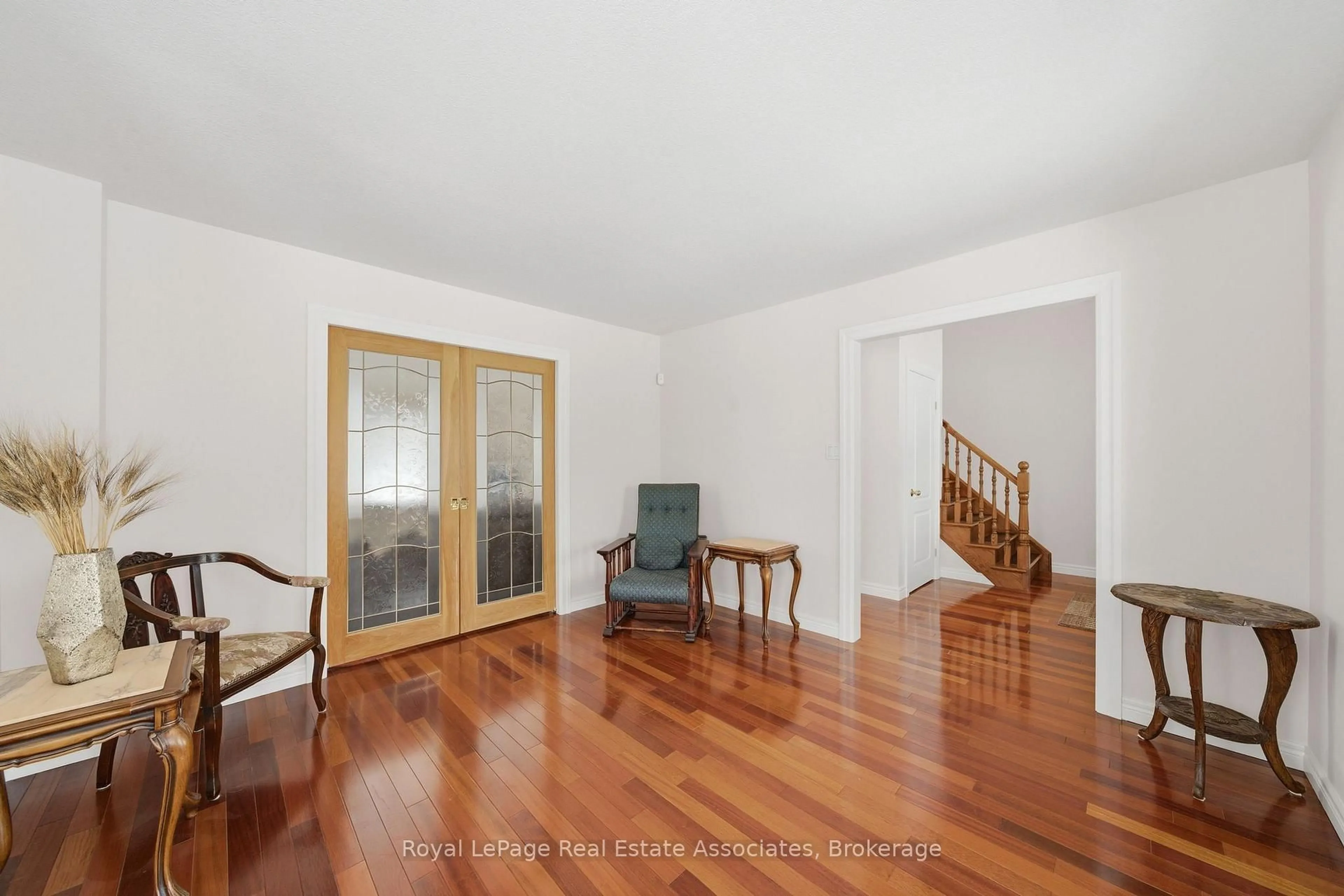 Indoor foyer for 86 Ridge Rd, Grimsby Ontario L3M 4E7