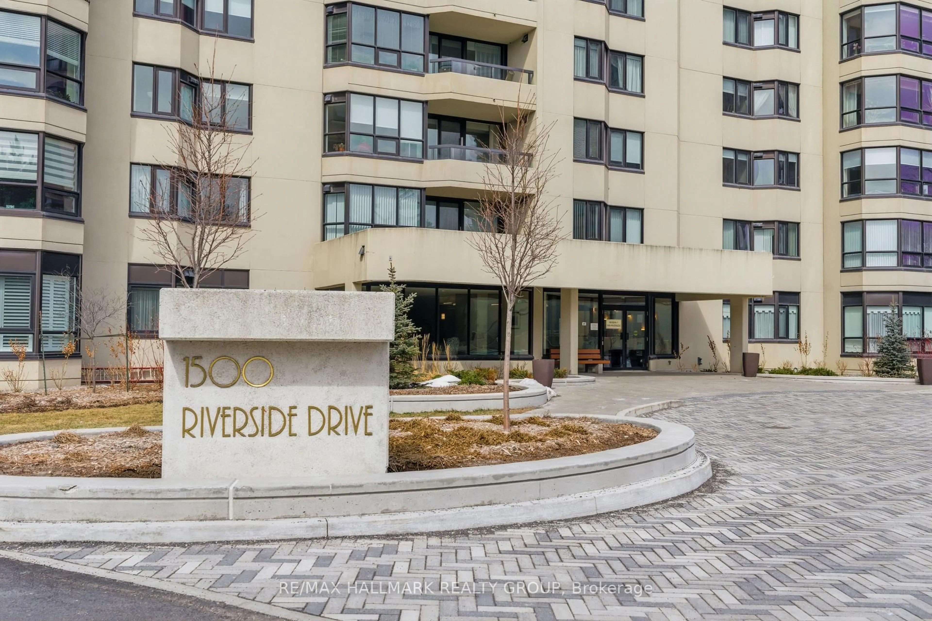 Indoor foyer for 1500 RIVERSIDE Dr #202, Ottawa Ontario K1G 4J4