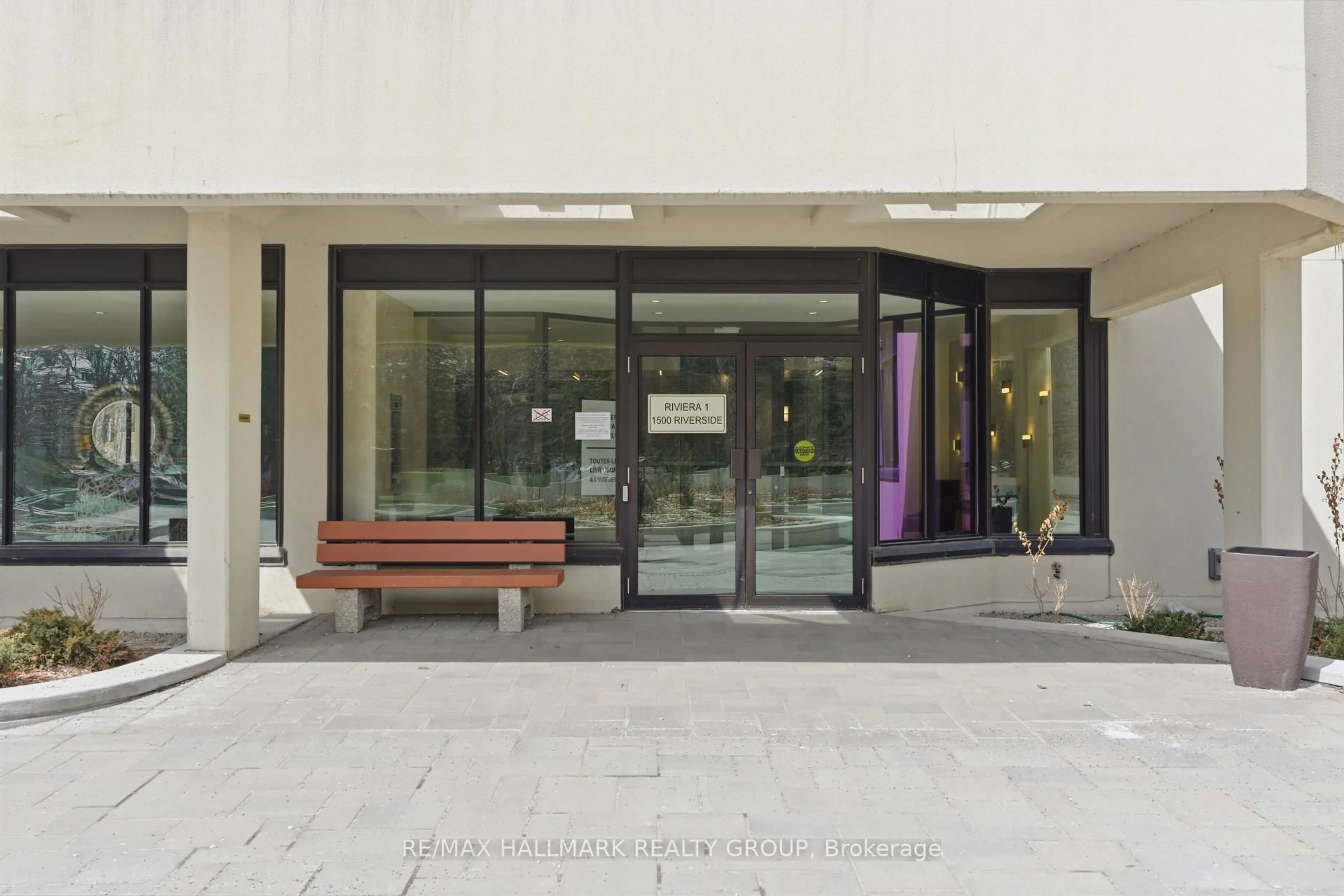 Indoor foyer for 1500 RIVERSIDE Dr #202, Ottawa Ontario K1G 4J4