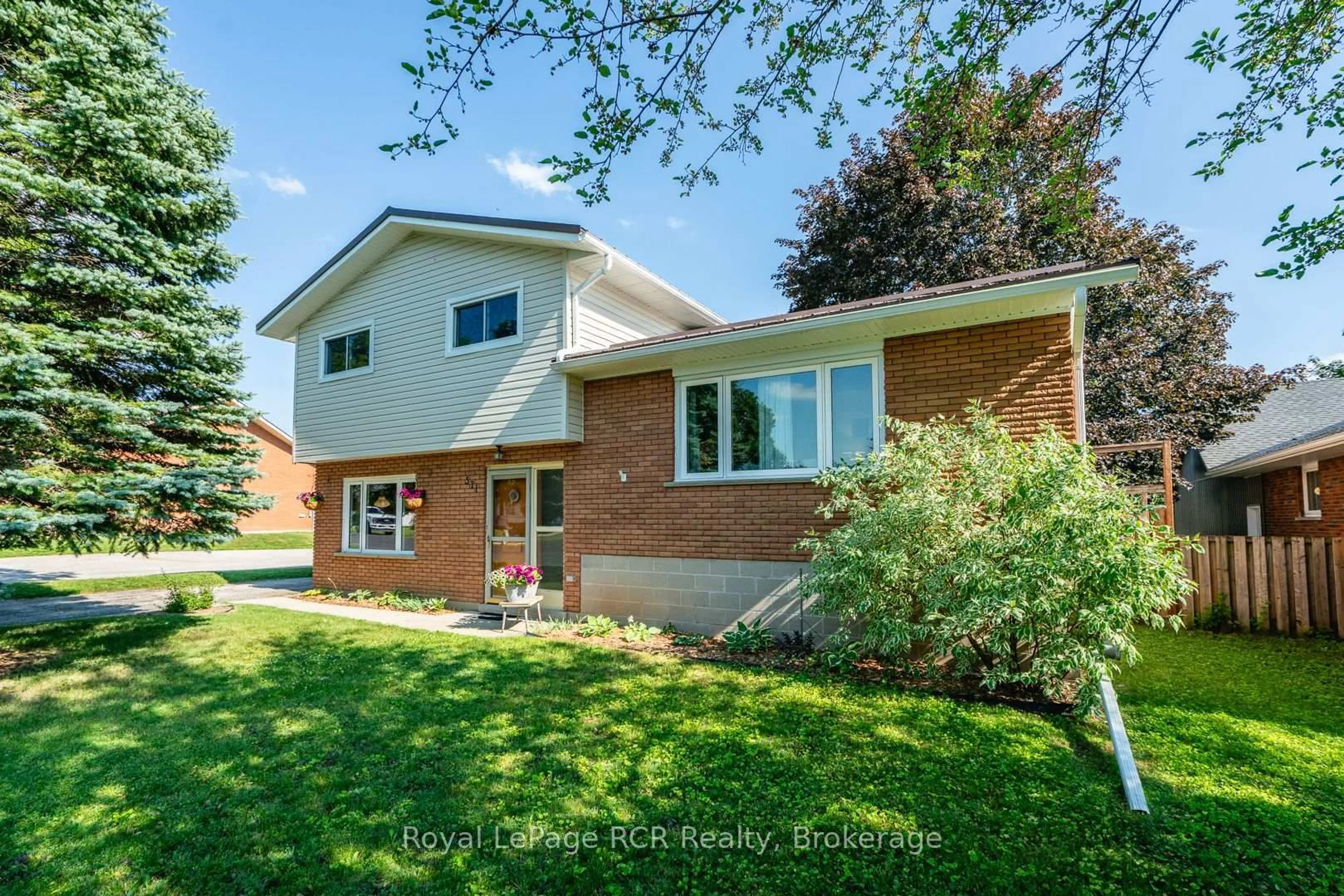 Home with brick exterior material, street for 571 12th St, Hanover Ontario N4N 1W5