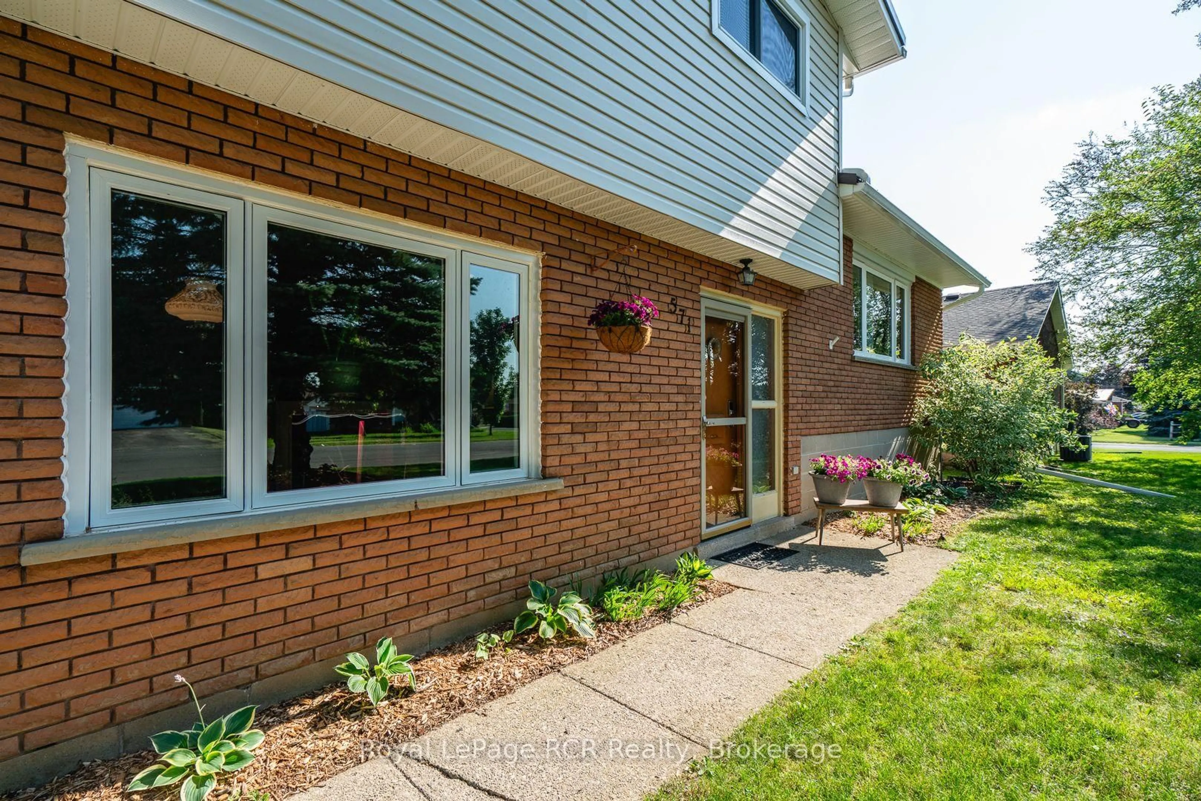 Home with brick exterior material, street for 571 12th St, Hanover Ontario N4N 1W5