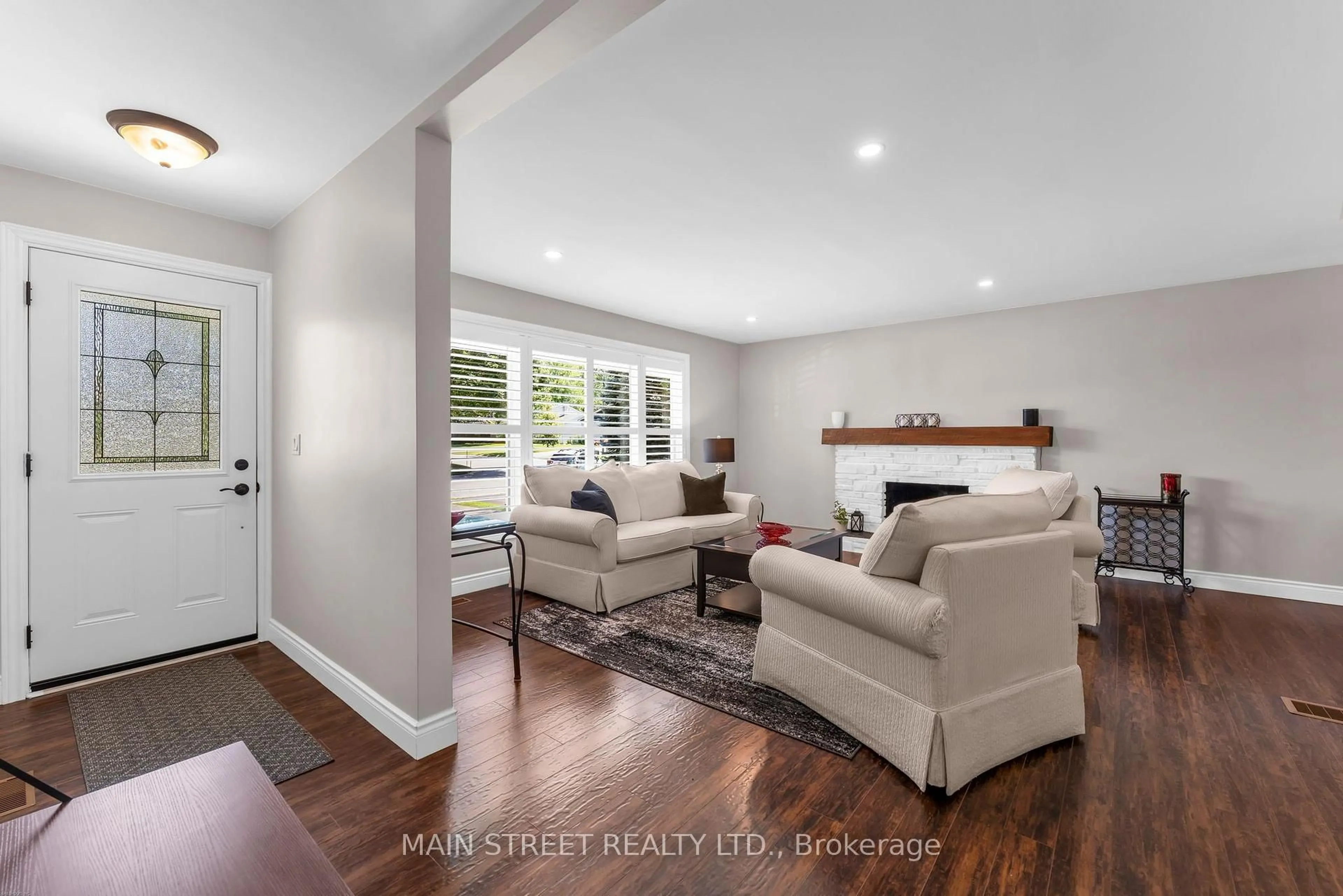 Living room with furniture, unknown for 737 Downing St, Kingston Ontario K7M 5N1