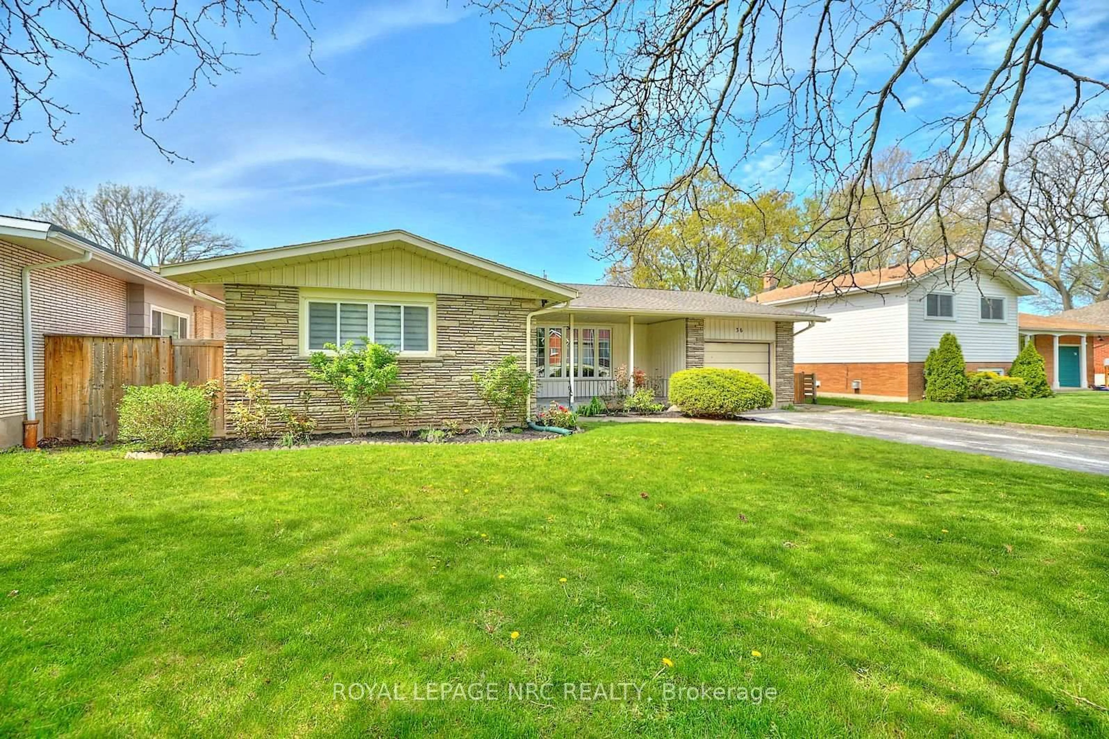Home with vinyl exterior material, street for 36 Valerie Dr, St. Catharines Ontario L2T 3G5