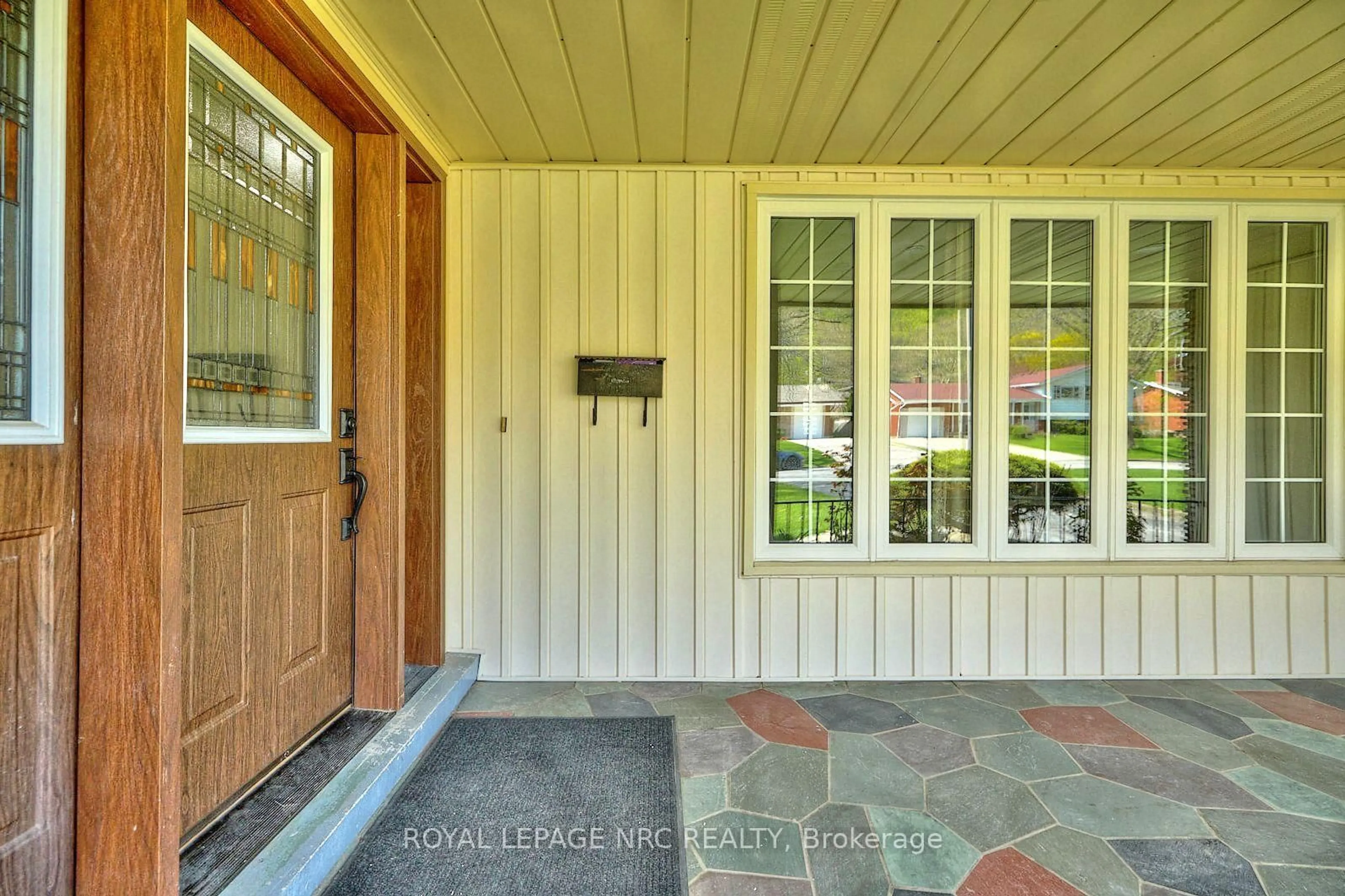Indoor entryway for 36 Valerie Dr, St. Catharines Ontario L2T 3G5