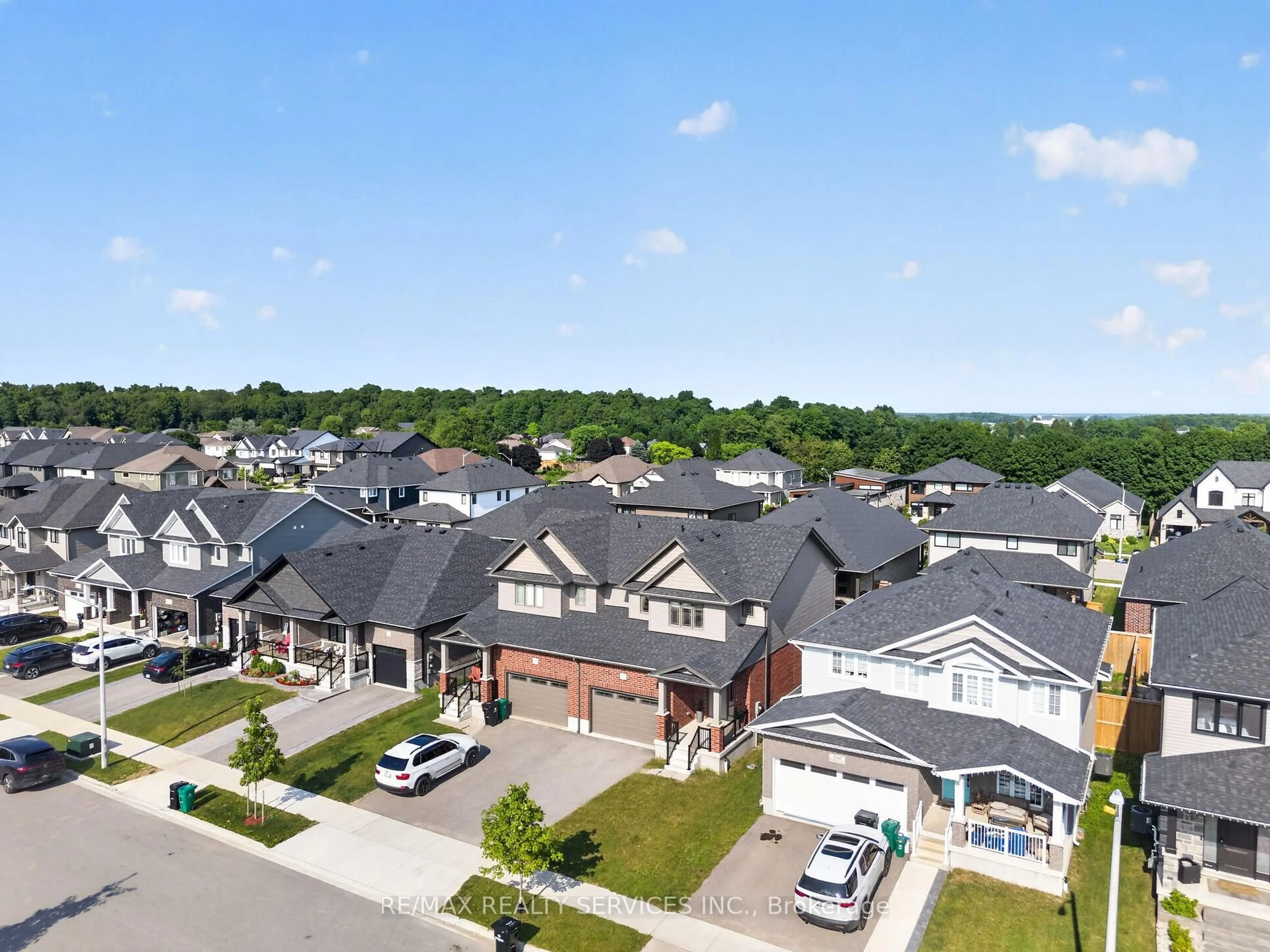 A pic from outside/outdoor area/front of a property/back of a property/a pic from drone, street for 138 Woodberry Cres, Woolwich Ontario N3B 0E5